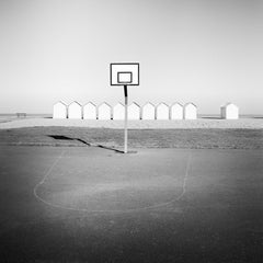Parque infantil, casetas de playa, baloncesto, fotografía en blanco y negro, paisaje