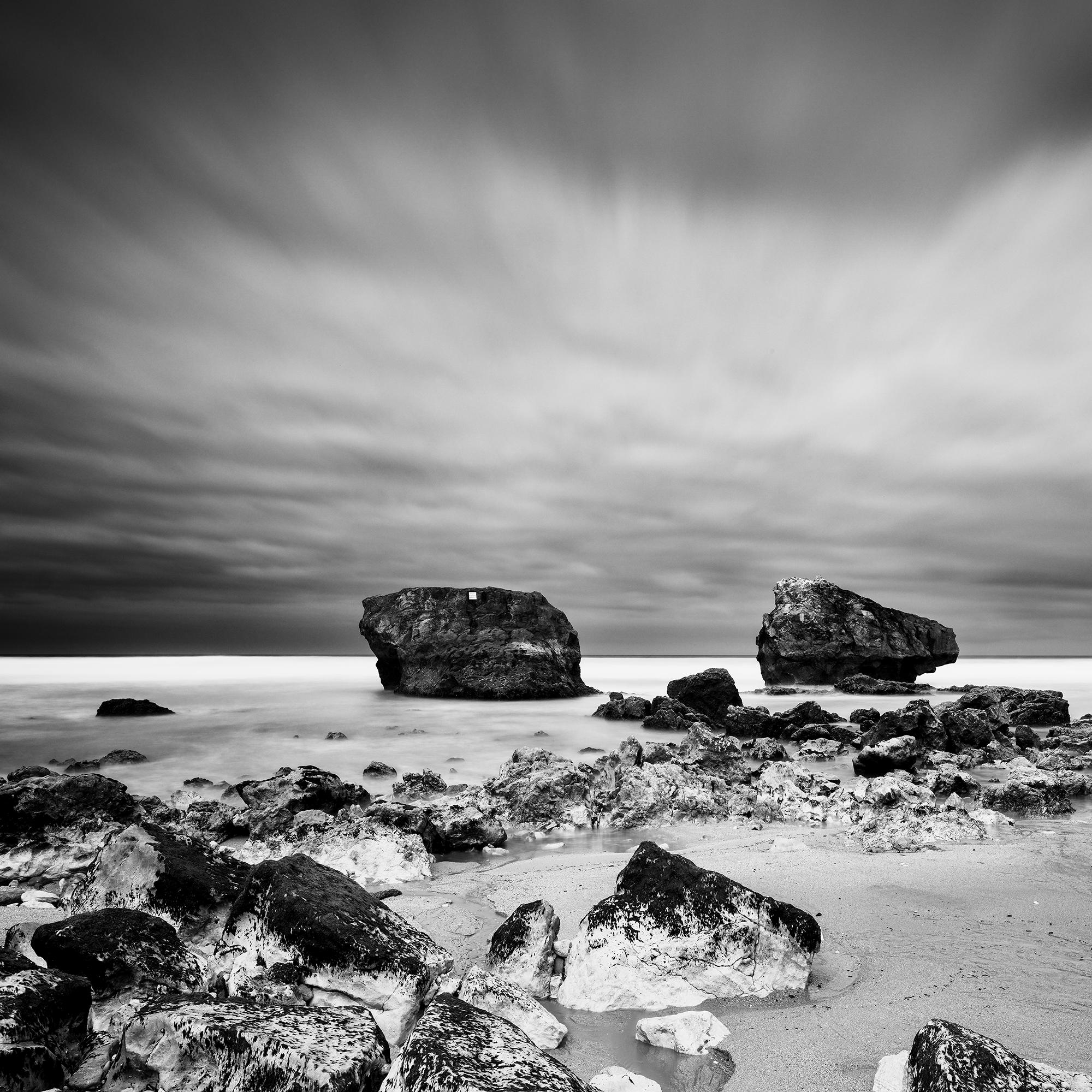 Point de vue, plage rocheuse, orage, France, photographie de paysage en noir et blanc en vente 5