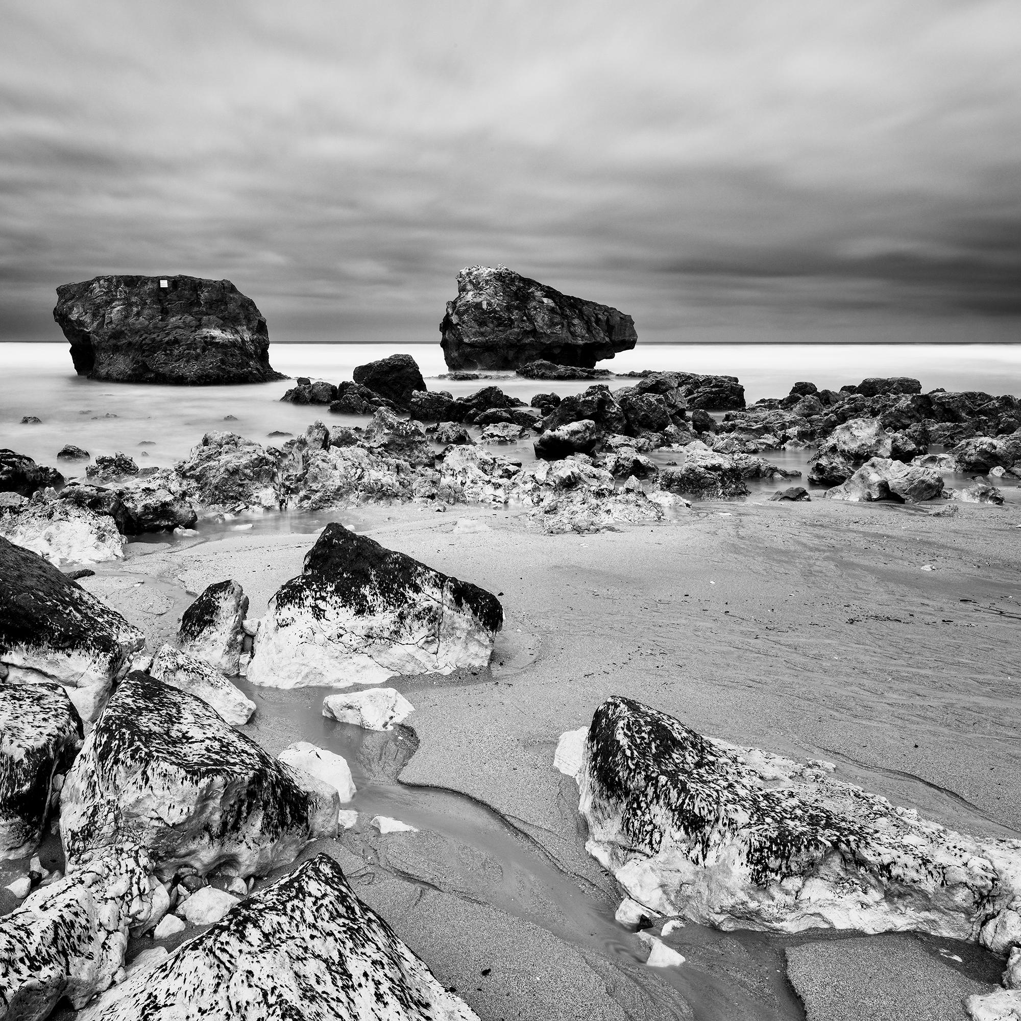 Point de vue, plage rocheuse, orage, France, photographie de paysage en noir et blanc en vente 6