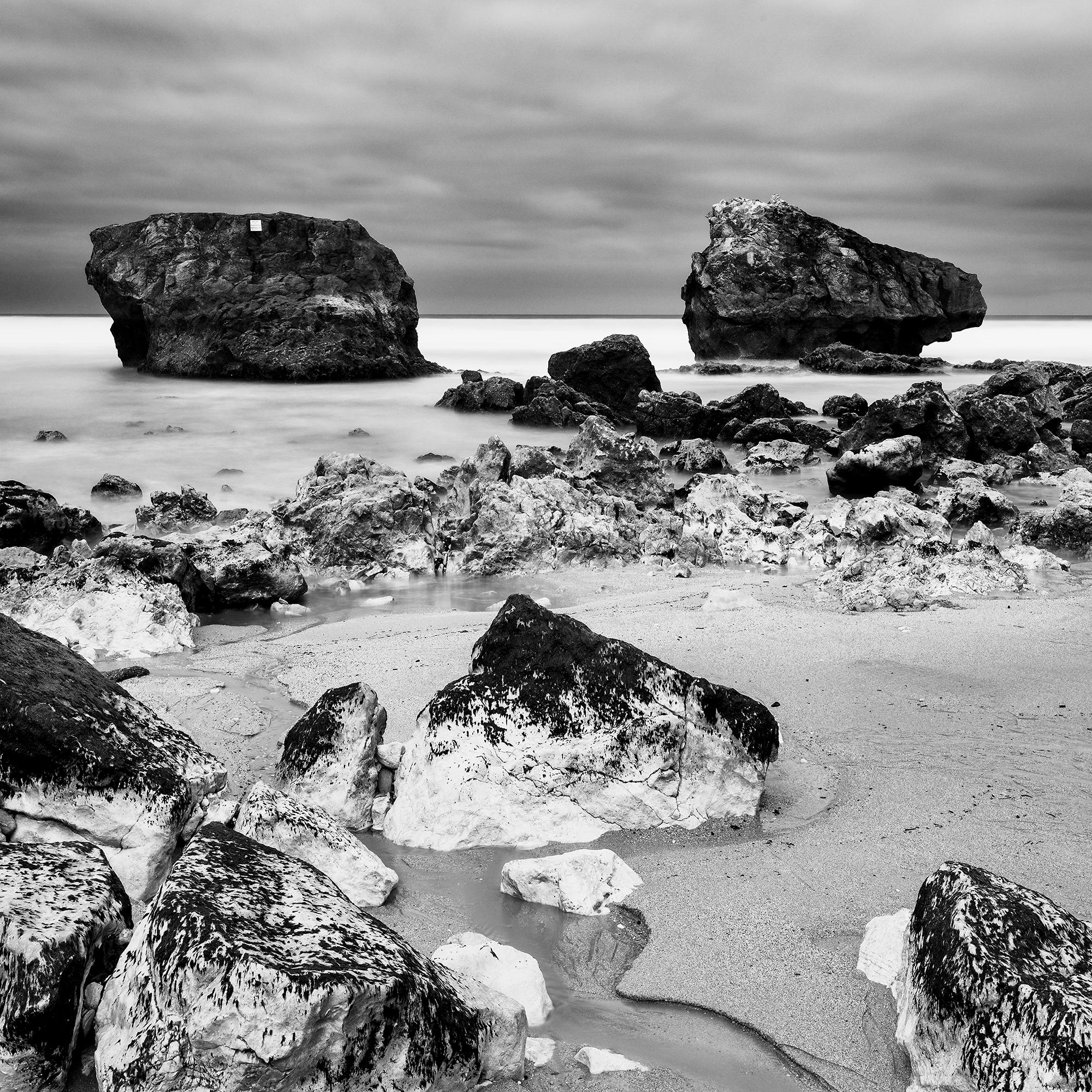 Point de vue, plage rocheuse, orage, France, photographie de paysage en noir et blanc en vente 7