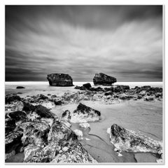 Point de vue, playa rocosa, tormentosa, Francia, fotografía de paisaje en blanco y negro