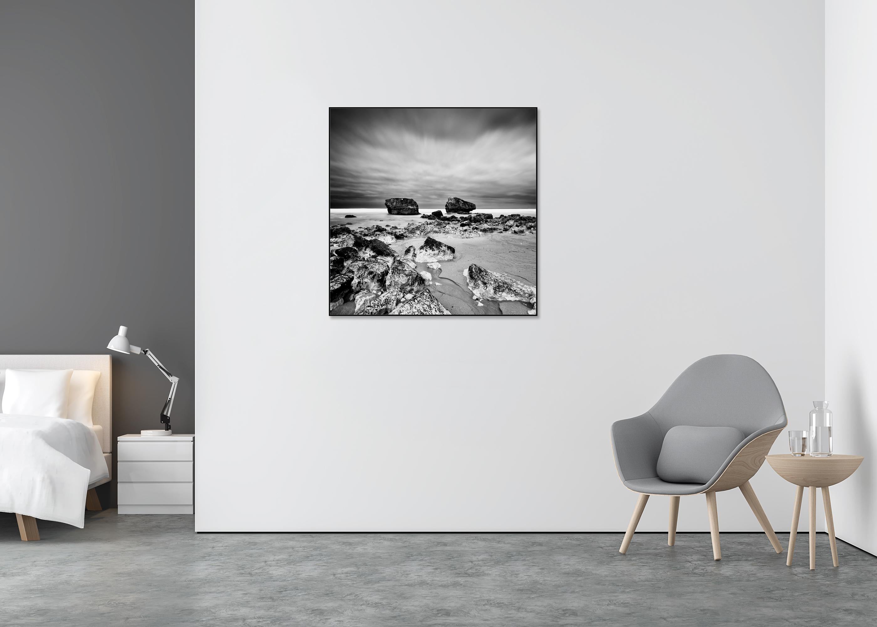 Point de vue, plage rocheuse, orage, France, photographie de paysage en noir et blanc - Gris Black and White Photograph par Gerald Berghammer