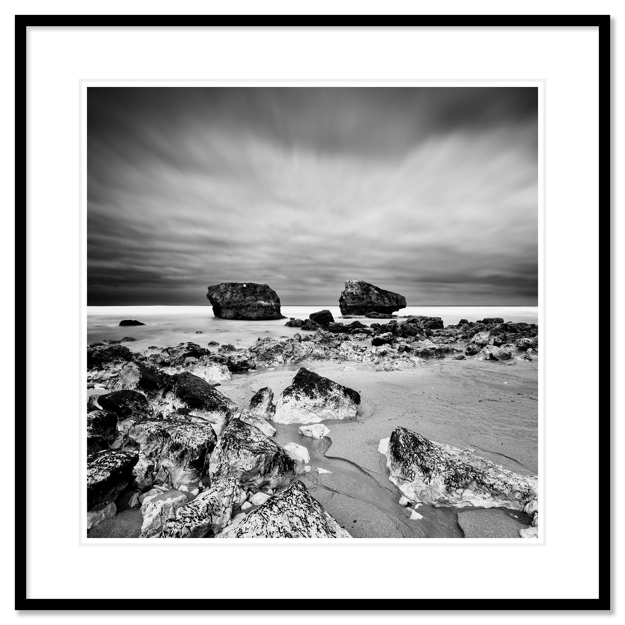 Point de vue, plage rocheuse, orage, France, photographie de paysage en noir et blanc en vente 1