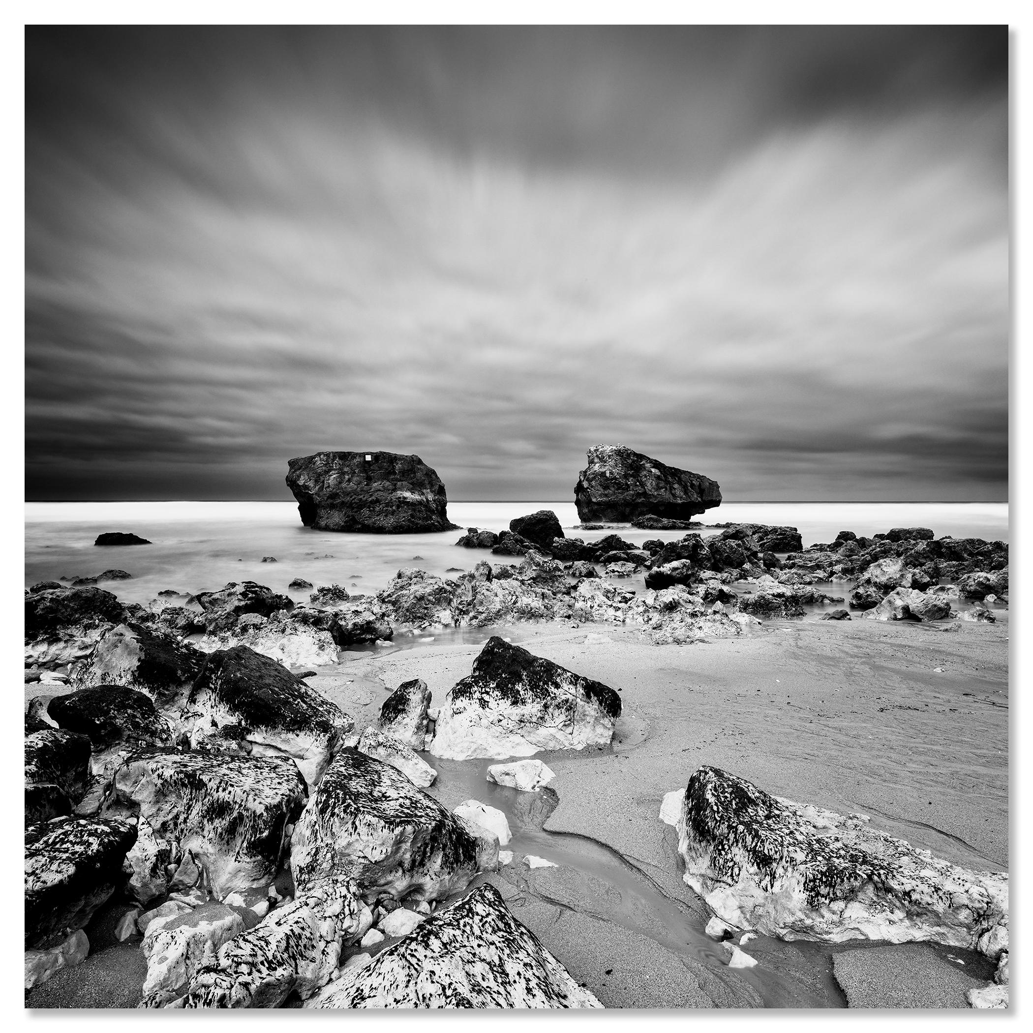 Point de vue, plage rocheuse, orage, France, photographie de paysage en noir et blanc en vente 3