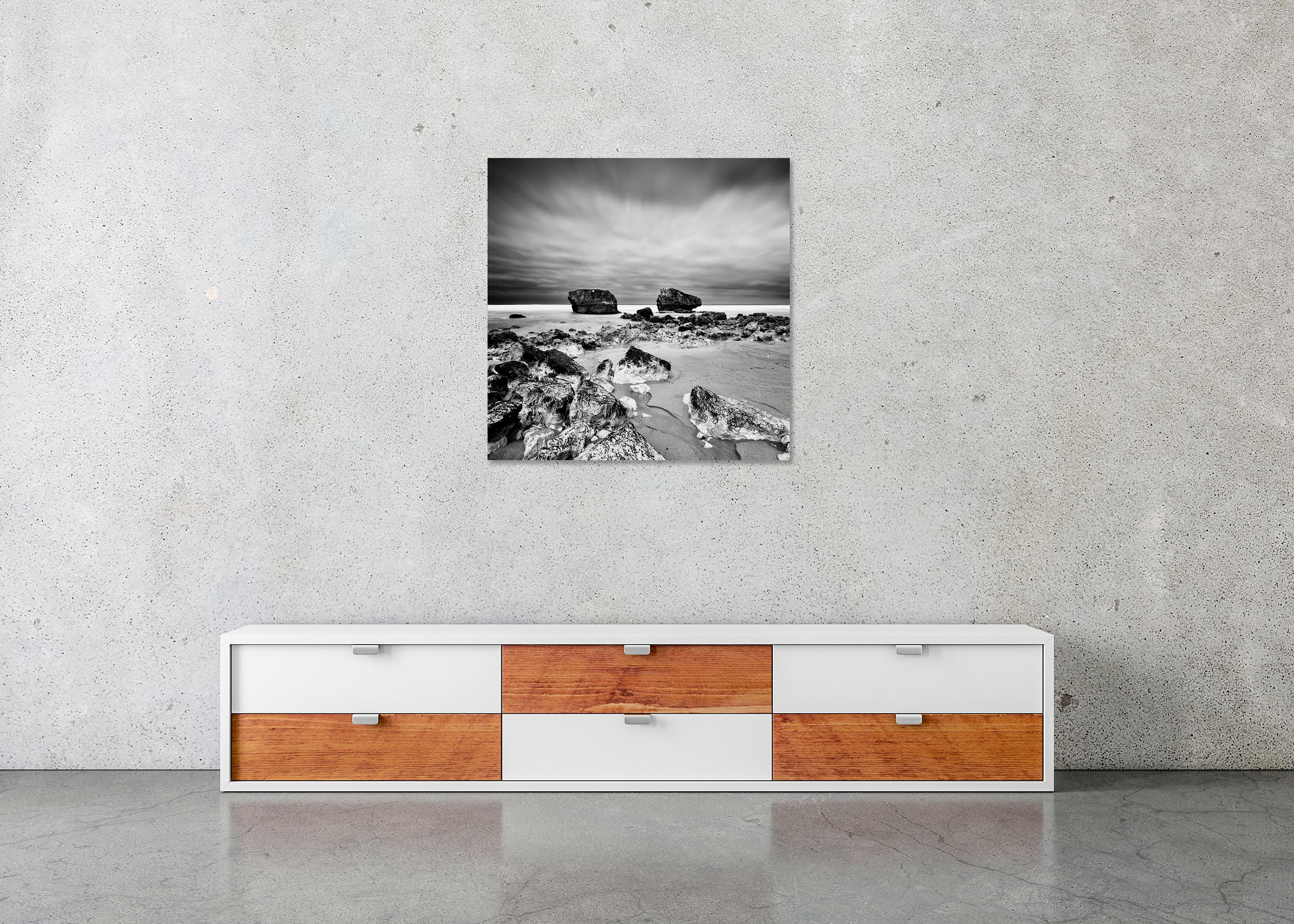 Point de vue, plage rocheuse, orage, France, photographie de paysage en noir et blanc en vente 4