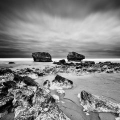 Point de vue, plage rocheuse, orage, France, photographie de paysage en noir et blanc