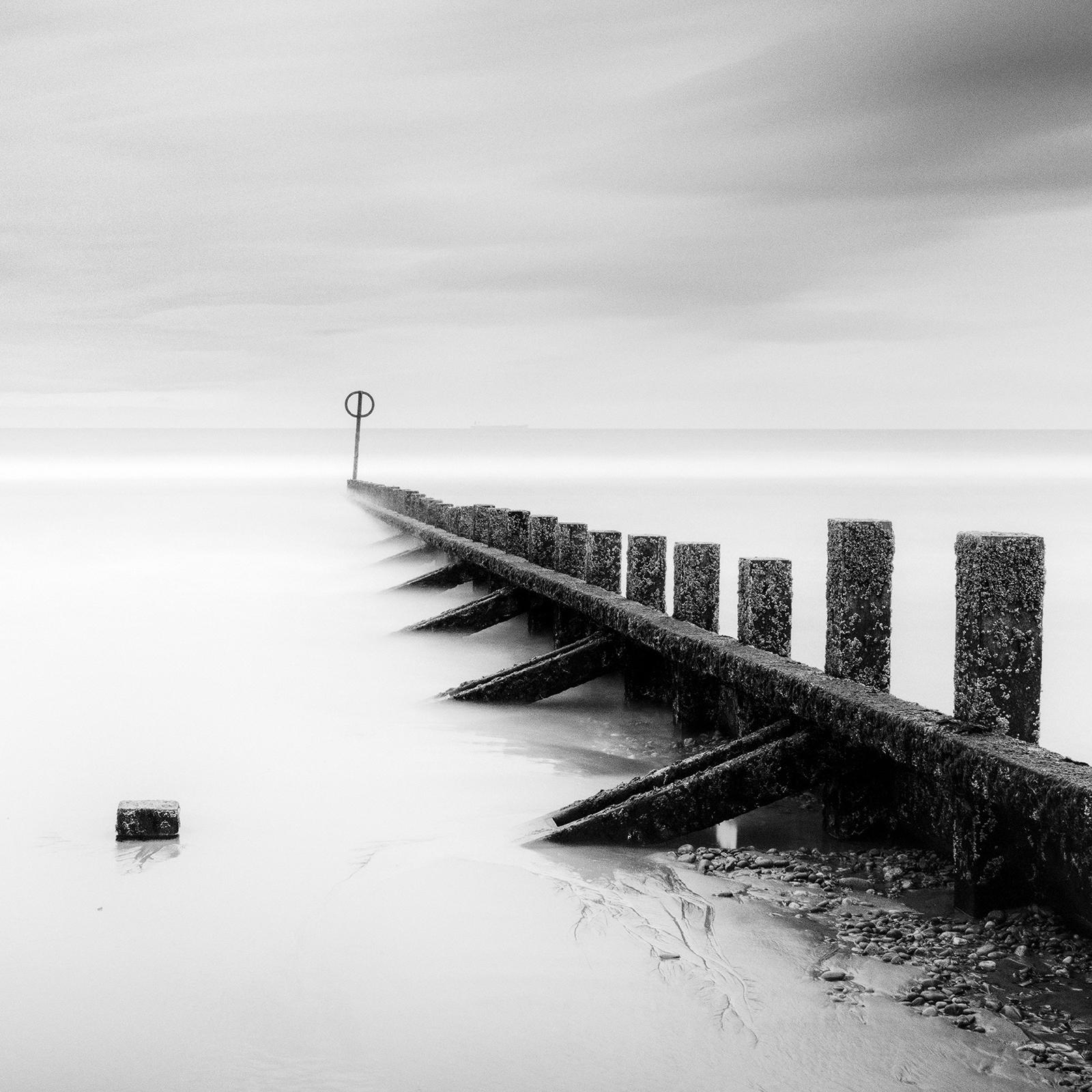 Pointing the Way, Wavebreaker, Scozia, fotografia in bianco e nero, paesaggio in vendita 3