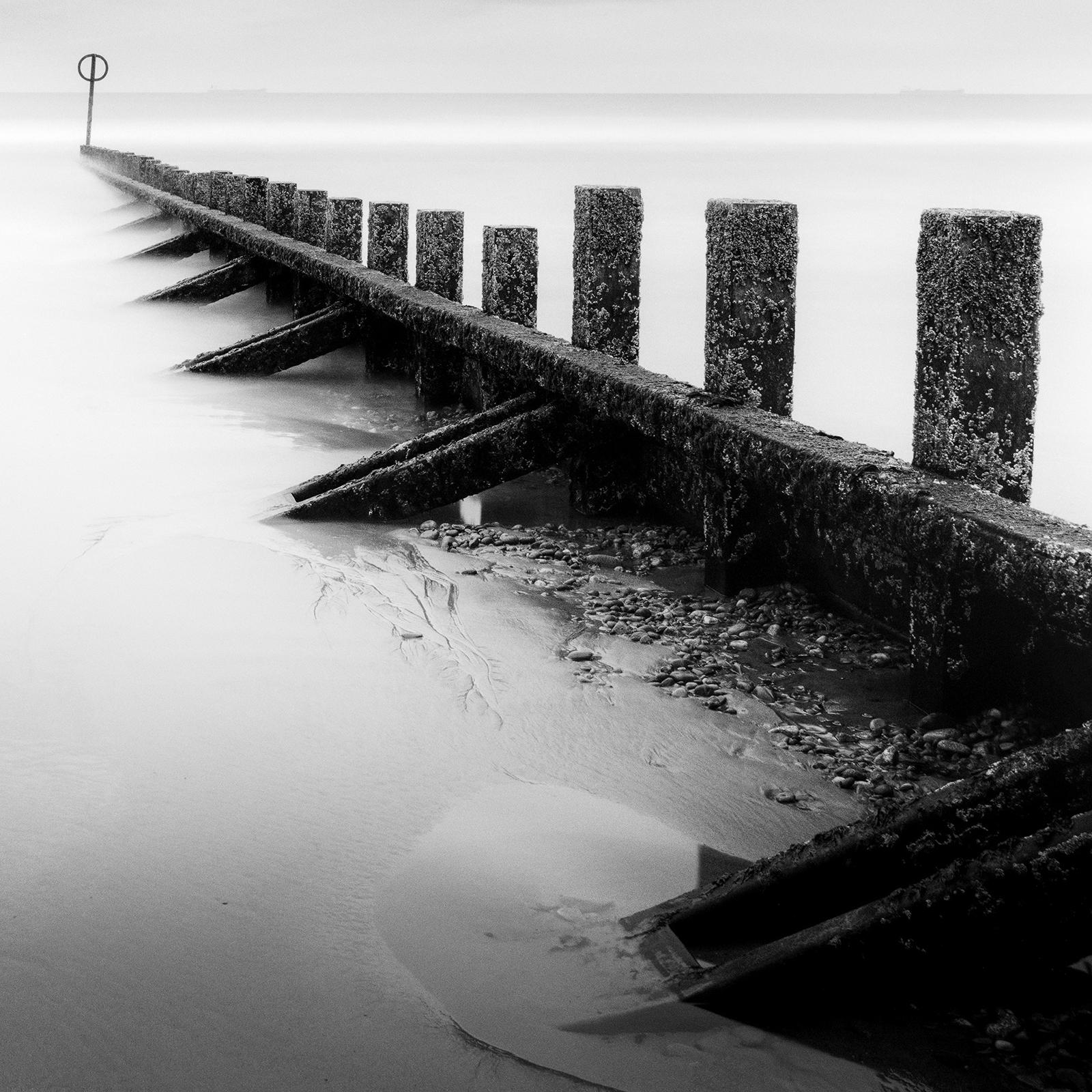 Pointing the Way, Wavebreaker, Scozia, fotografia in bianco e nero, paesaggio in vendita 4