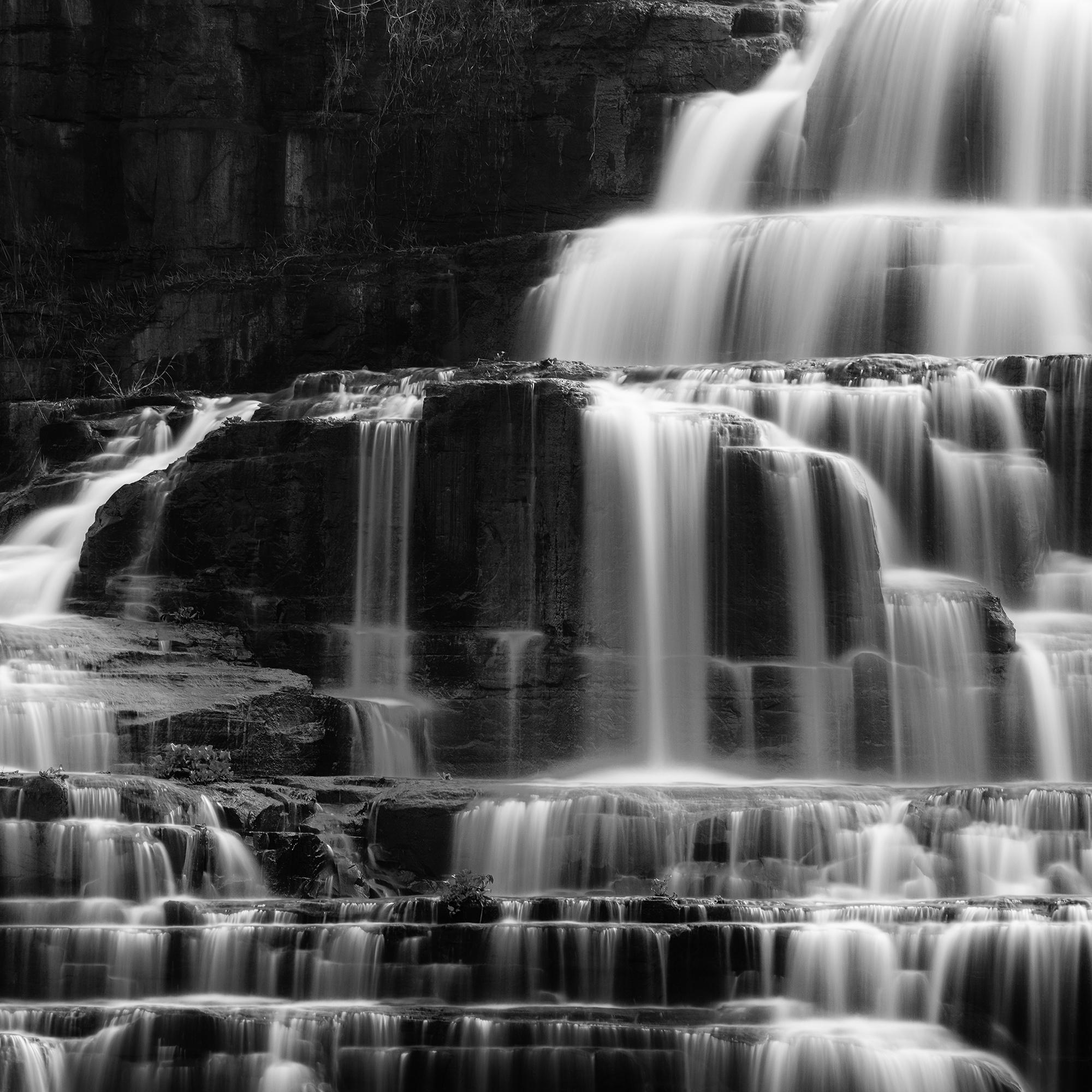 Cascada de Pongour, detalle de roca, larga exposición, minimalista en venta 5
