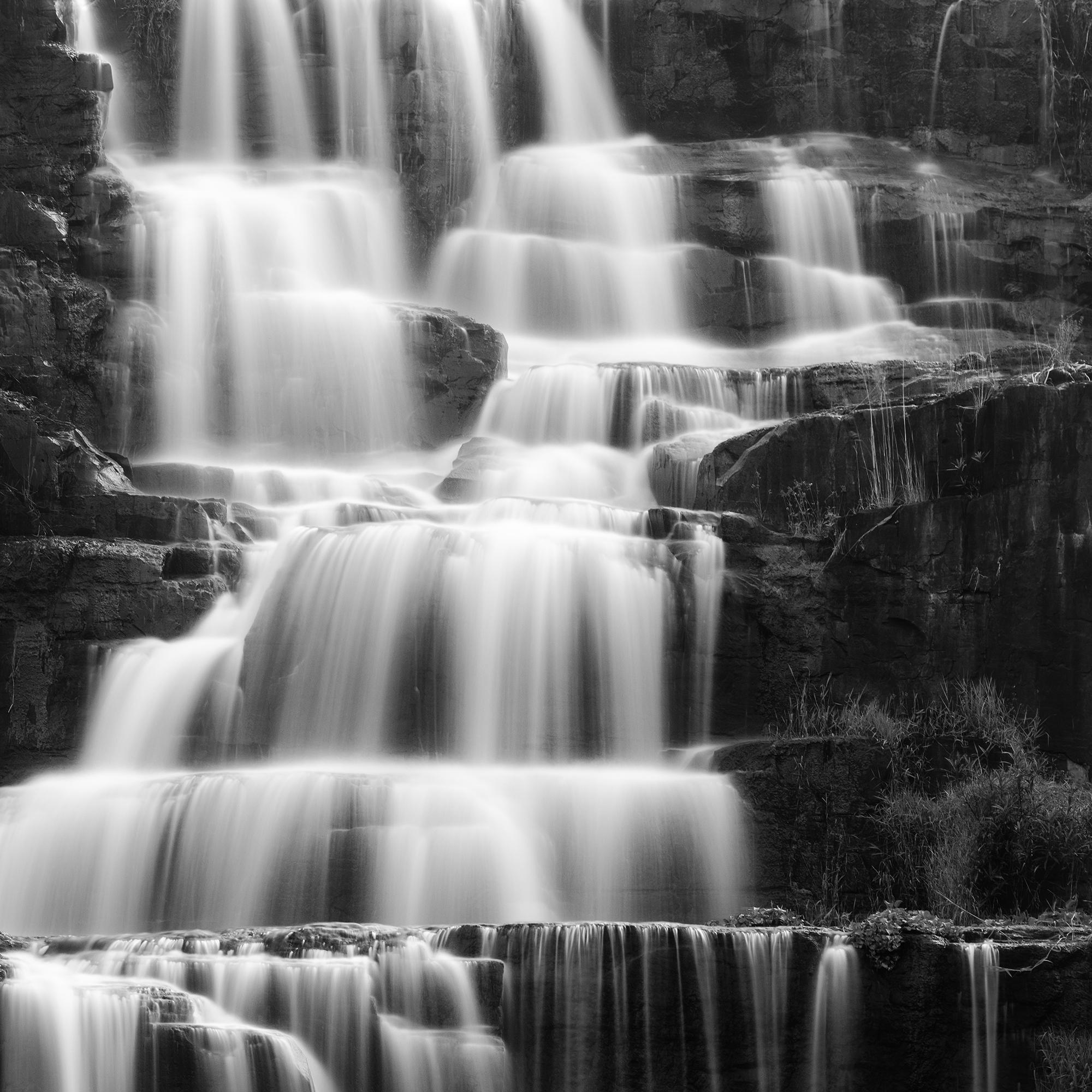 Cascada de Pongour, detalle de roca, larga exposición, minimalista en venta 6