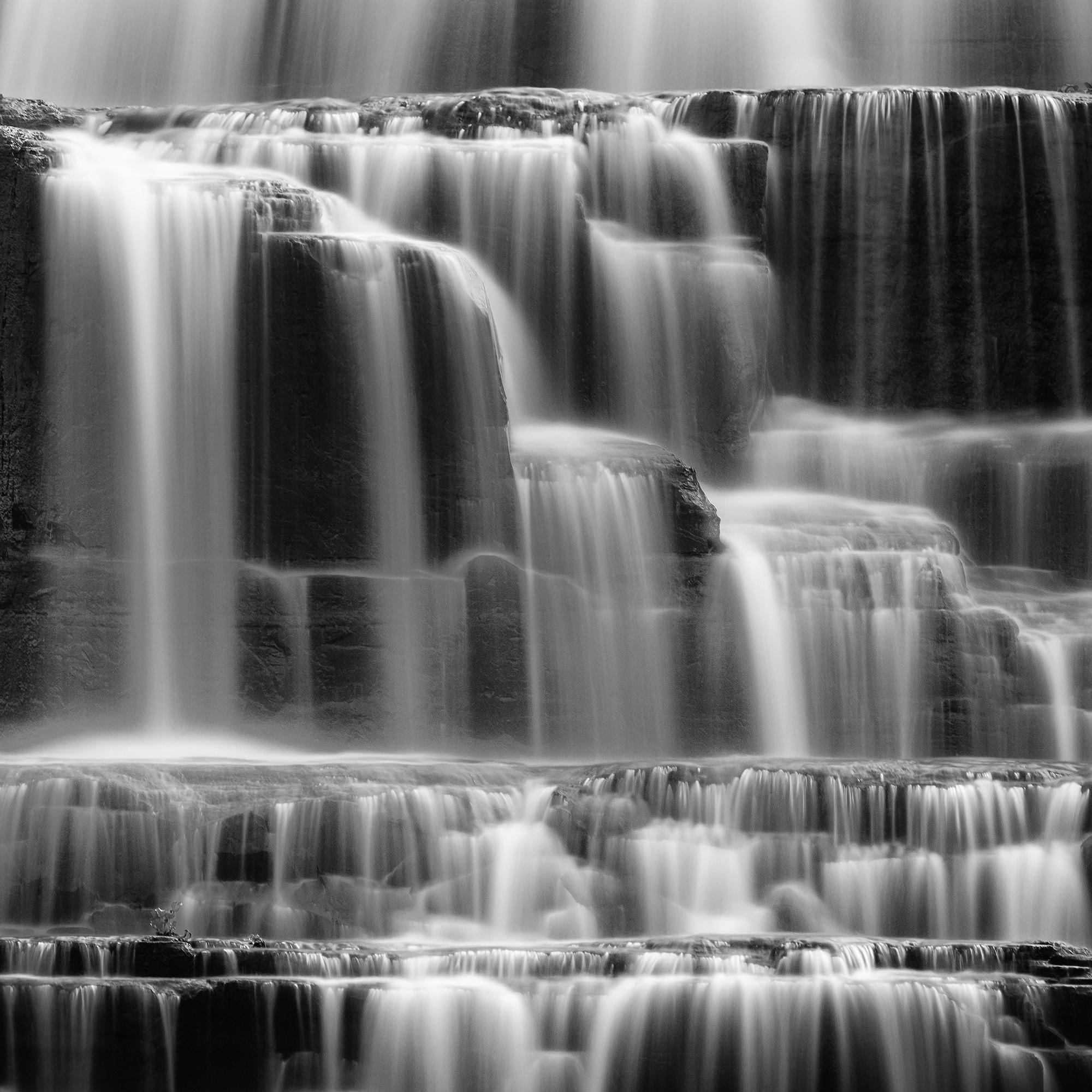 Cascada de Pongour, detalle de roca, larga exposición, minimalista en venta 7