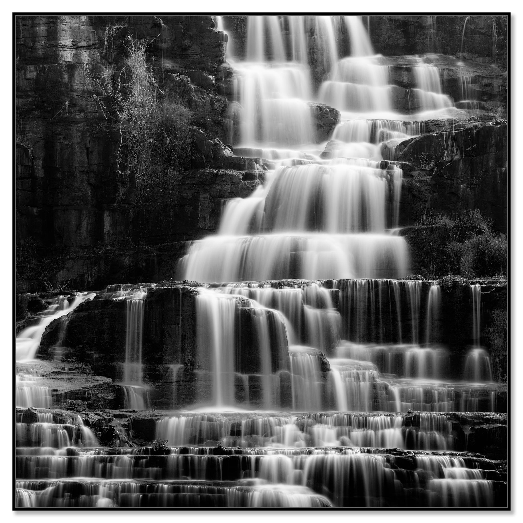 Cascada de Pongour, detalle de roca, larga exposición, minimalista - Photograph de Gerald Berghammer