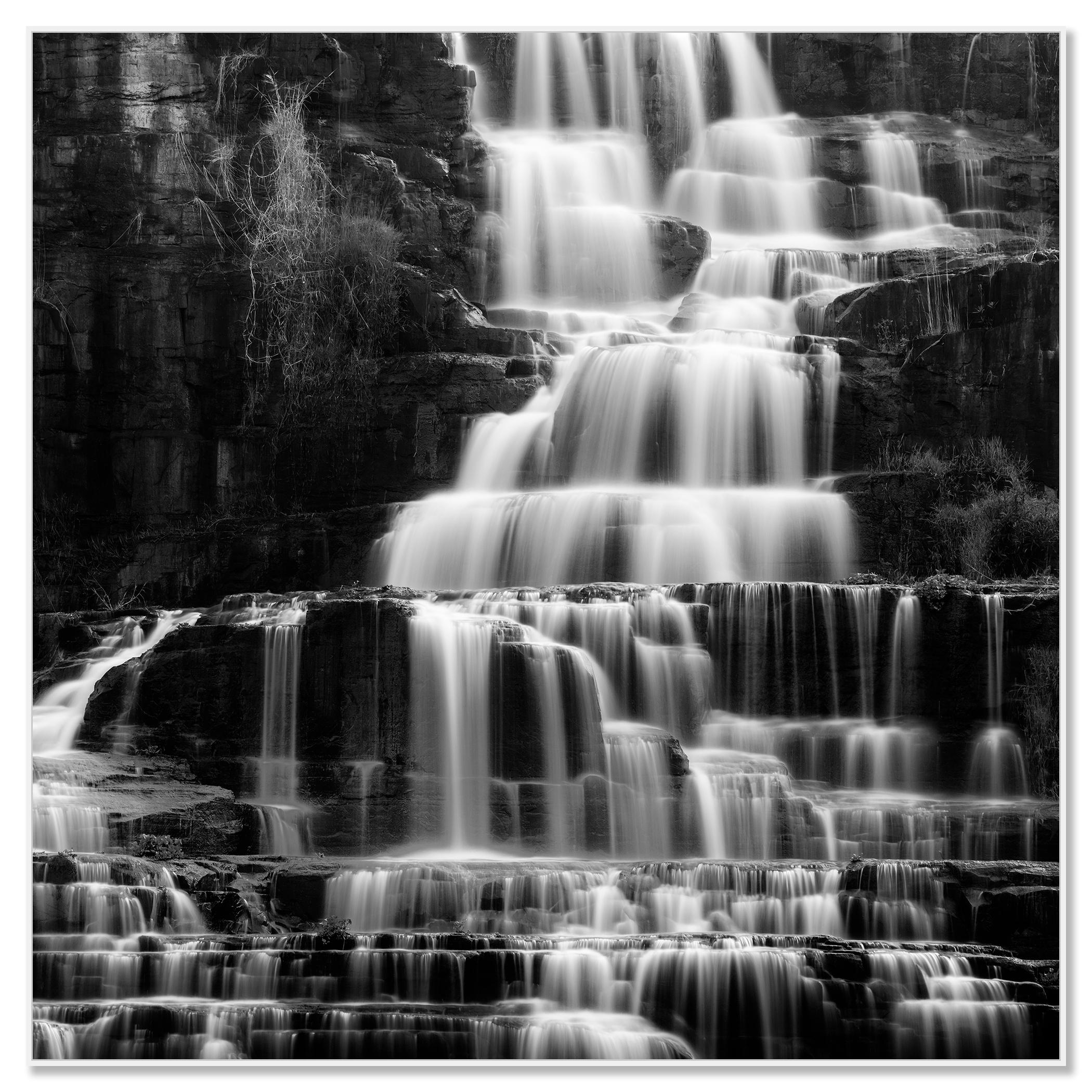 Cascada de Pongour, detalle de roca, larga exposición, minimalista - Photograph Contemporáneo de Gerald Berghammer