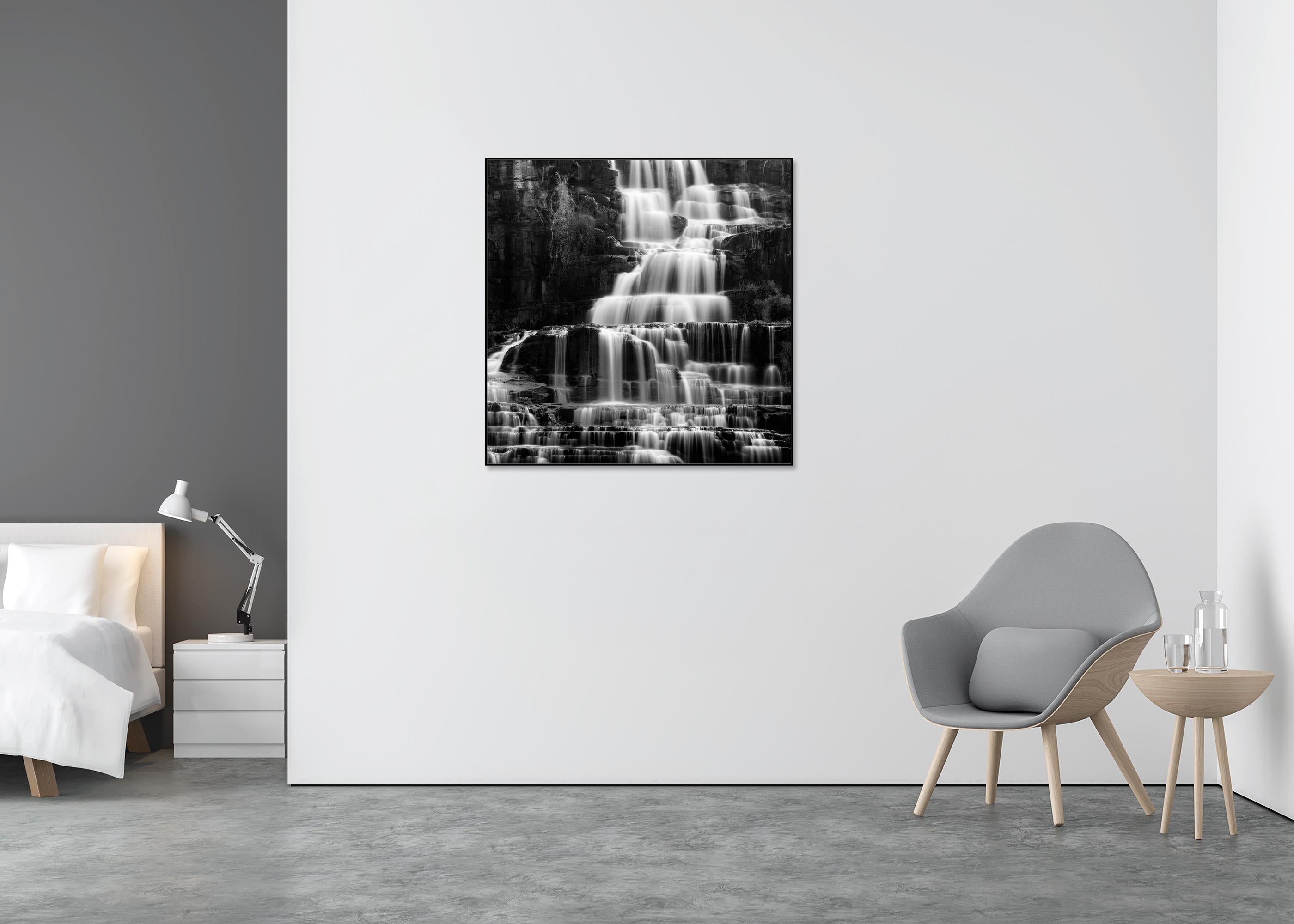 Cascada de Pongour, detalle de roca, larga exposición, minimalista - Black and White Photograph Negro de Gerald Berghammer