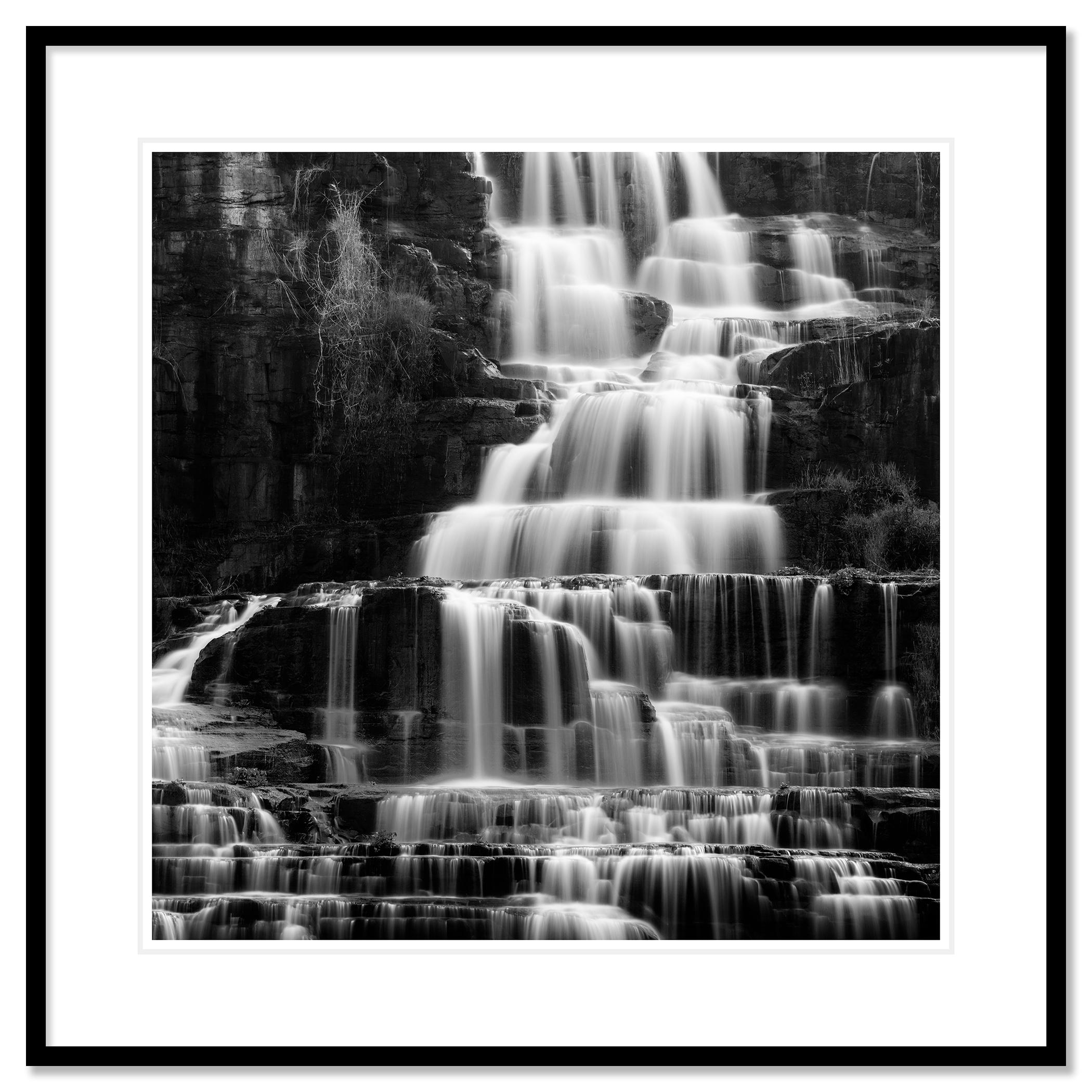 Paisaje marino de larga exposición en blanco y negro - impresión fotográfica de paisaje. Impresión en tinta de pigmento de archivo, edición de 7. Firmada, titulada, fechada y numerada por el artista. Certificado de autenticidad incluido. Impreso con