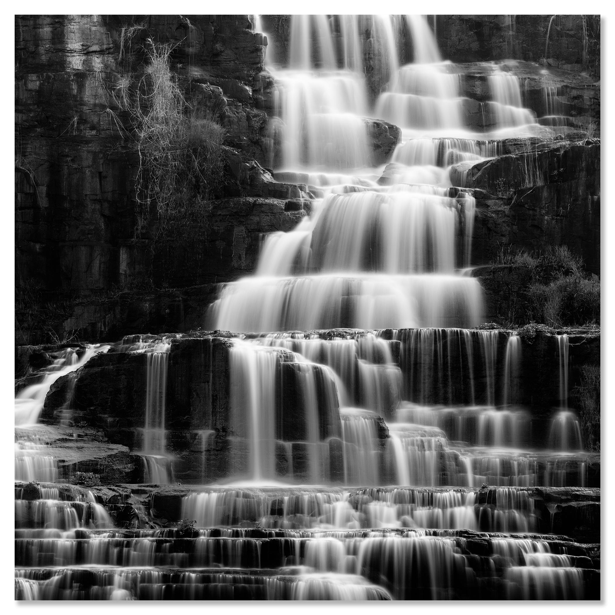 Cascada de Pongour, detalle de roca, larga exposición, minimalista en venta 3