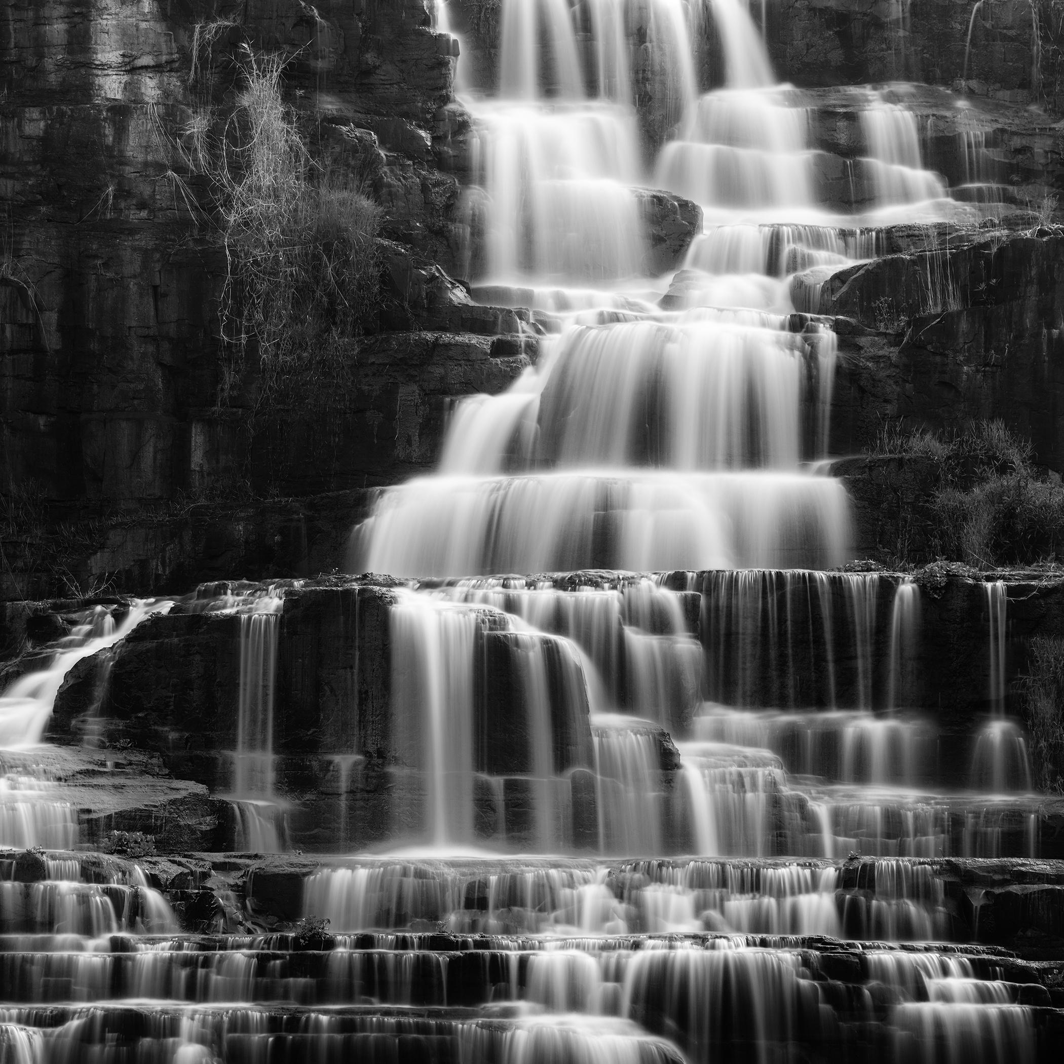 Black and White Photograph de Gerald Berghammer - Cascada de Pongour, detalle de roca, larga exposición, minimalista