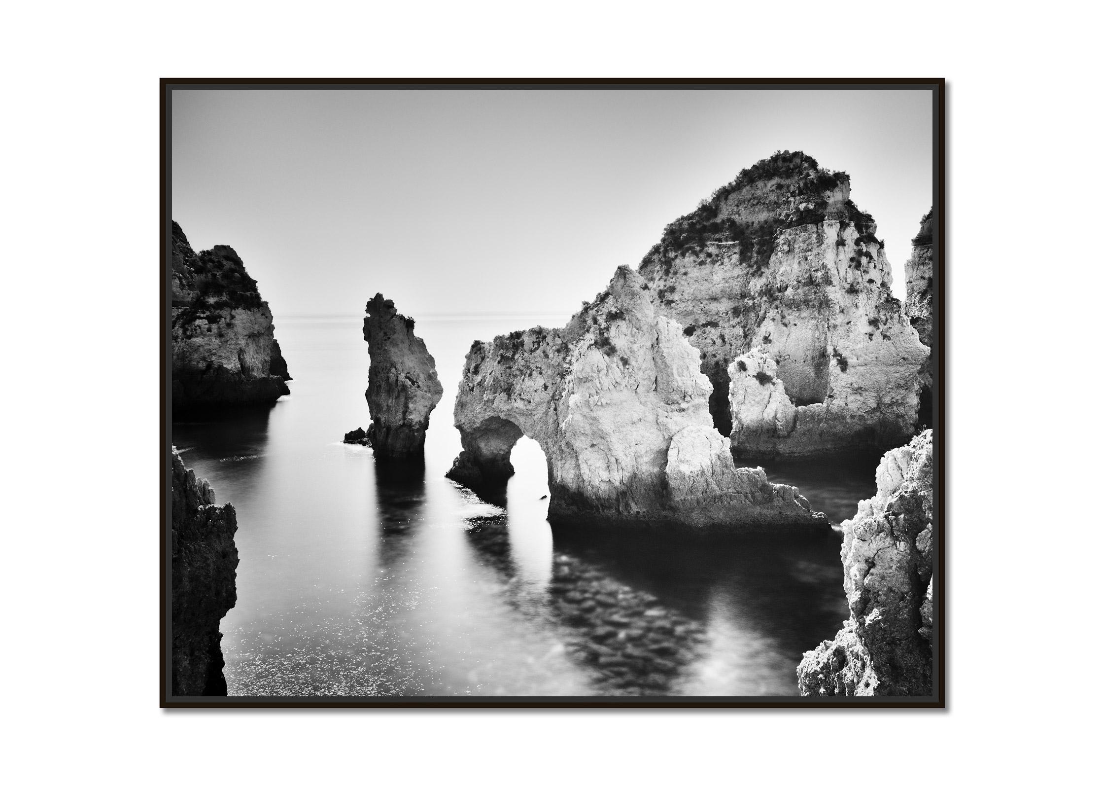 Ponta Da Piedade, Portugal, photographie noir et blanc, beaux-arts, paysage - Photograph de Gerald Berghammer