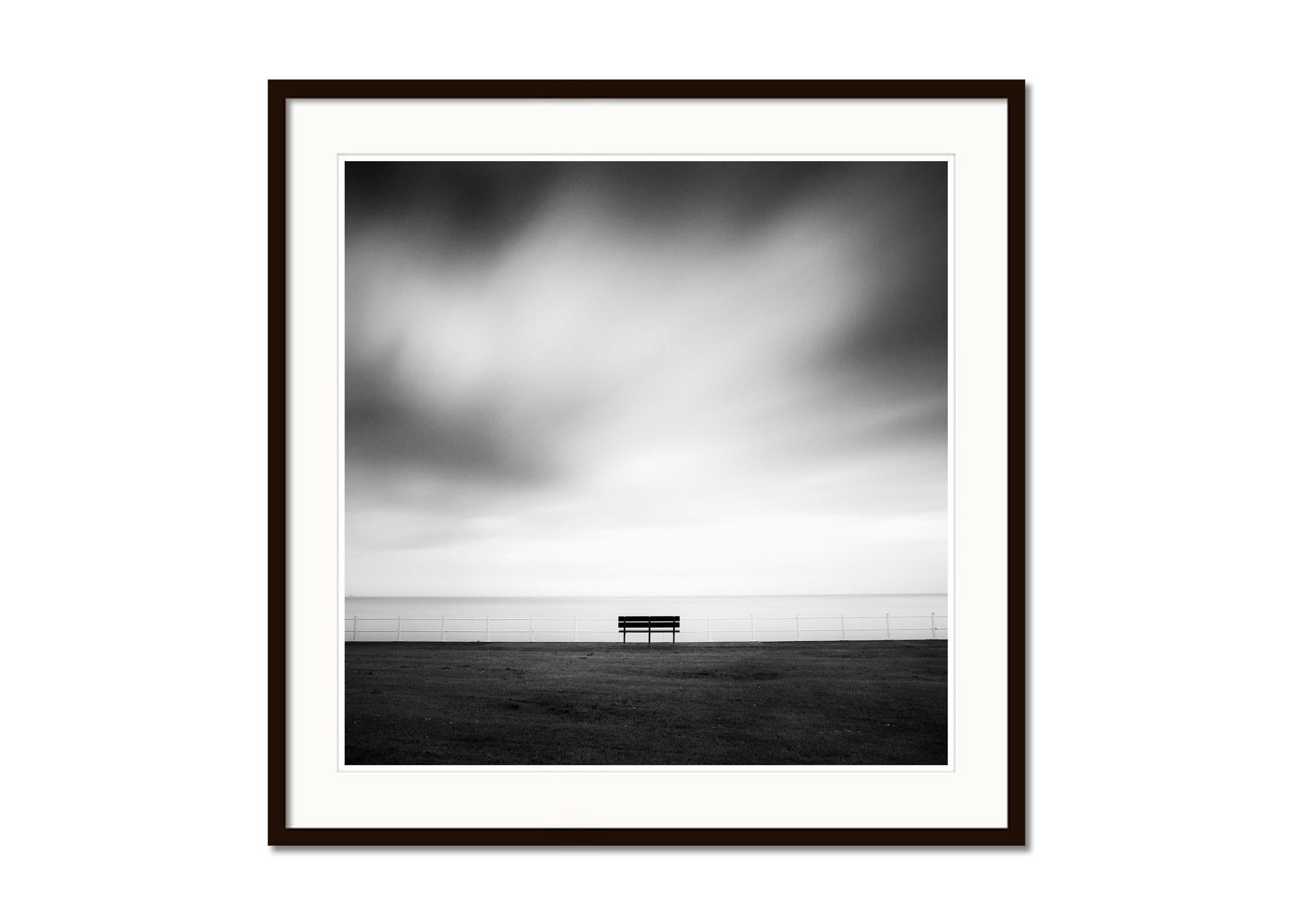 Matin calme dans le parc, bord de mer, Irlande photographie de paysage en noir et blanc - Gris Landscape Photograph par Gerald Berghammer