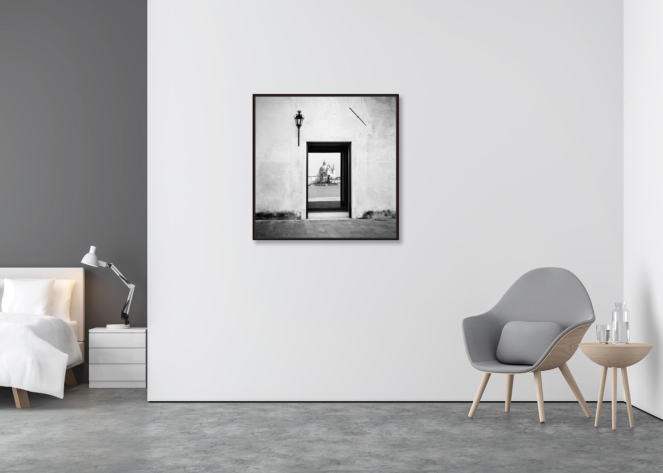 Reflection, Venedig, Italien, Schwarz-Weiß-Fotografiedruck der bildenden Kunst (Minimalistisch), Photograph, von Gerald Berghammer