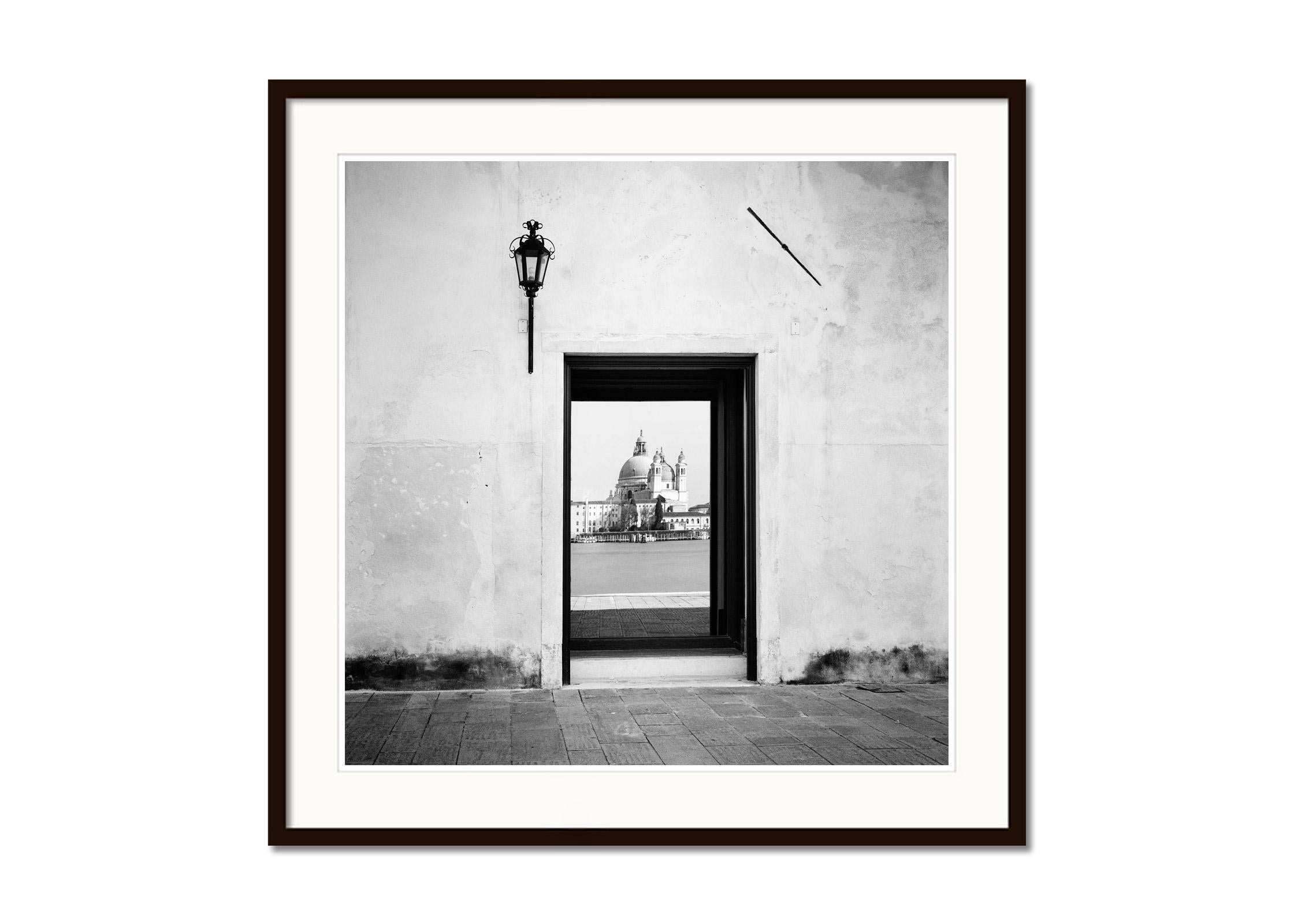 Reflection, Venedig, Italien, Schwarz-Weiß-Fotografiedruck der bildenden Kunst (Grau), Landscape Photograph, von Gerald Berghammer