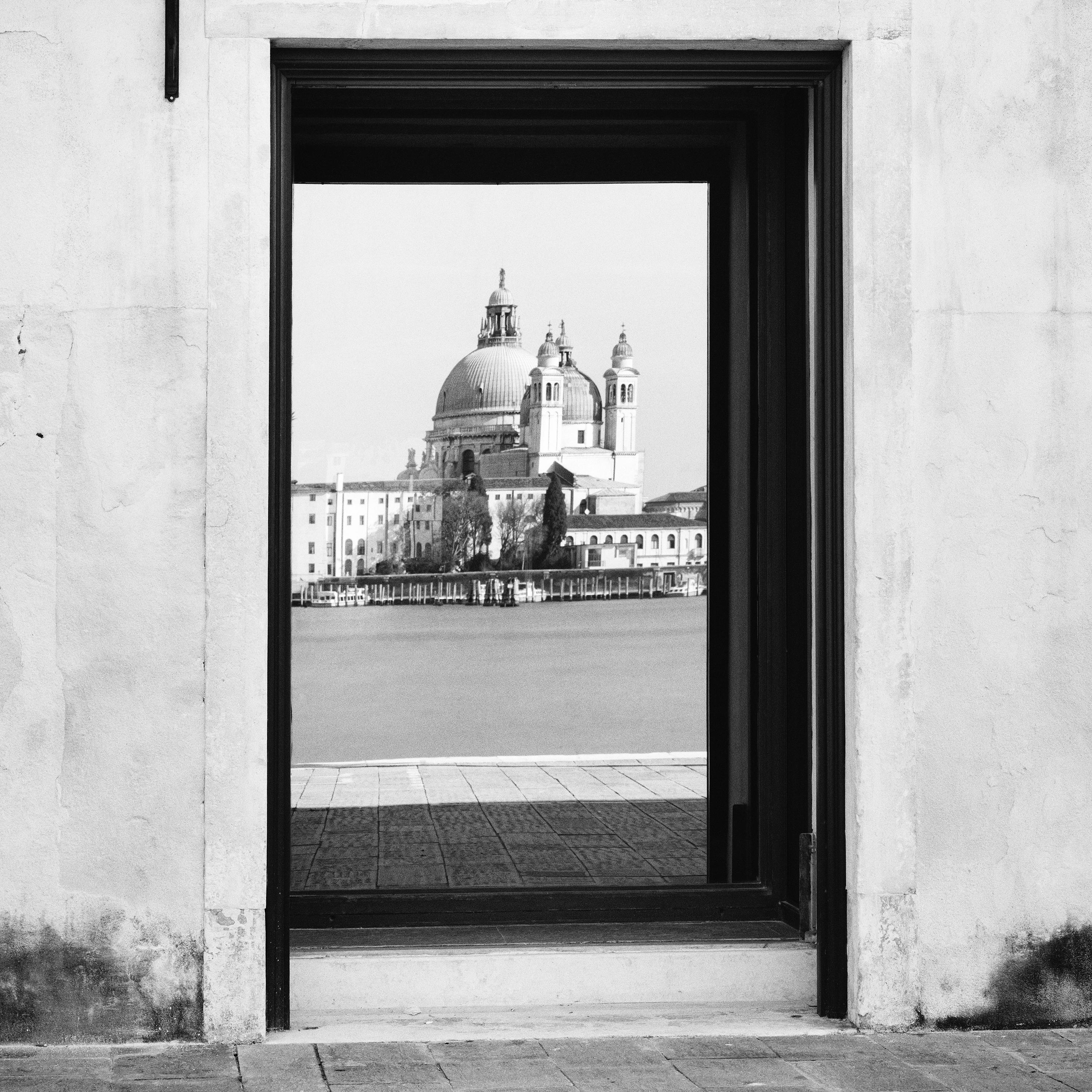 Reflection, Venedig, Italien, Schwarz-Weiß-Fotografiedruck der bildenden Kunst im Angebot 3