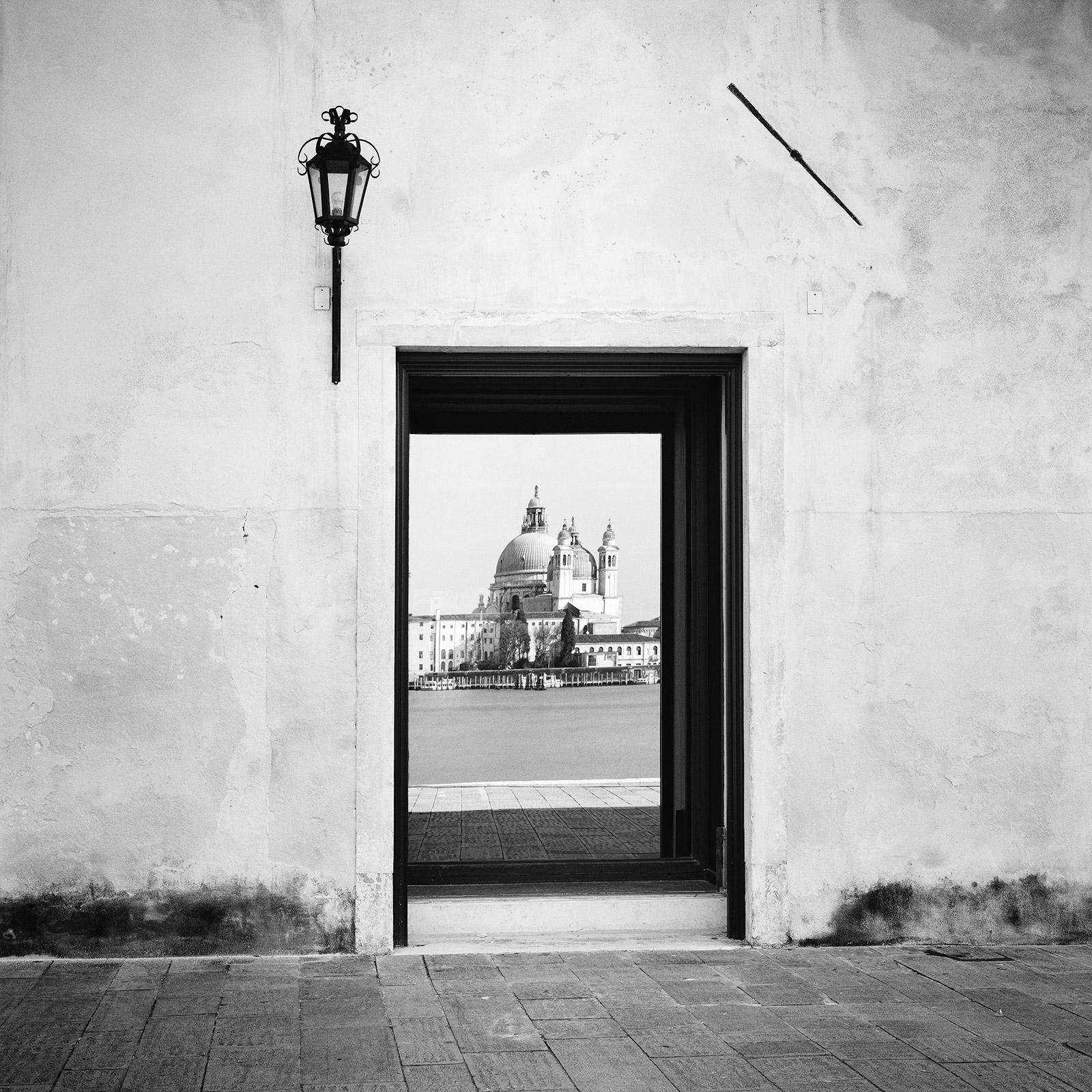 Gerald Berghammer Landscape Photograph – Reflection, Venedig, Italien, Schwarz-Weiß-Fotografiedruck der bildenden Kunst