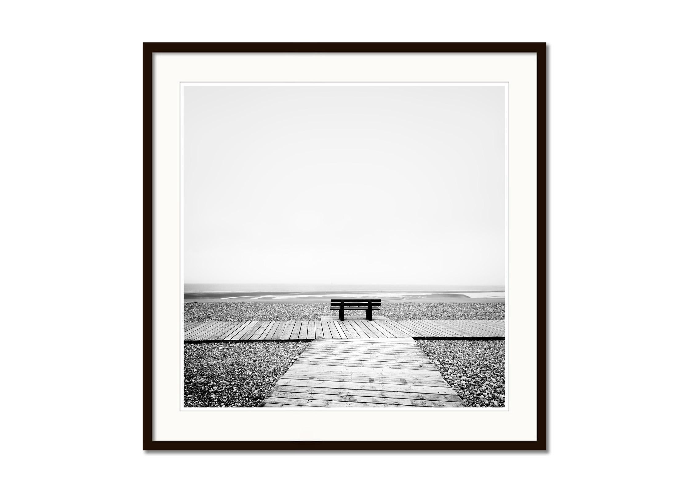 Punto de relajación, fotografía minimalista de paisaje, impresión monocroma, limitada - Landscape Photograph Gris de Gerald Berghammer
