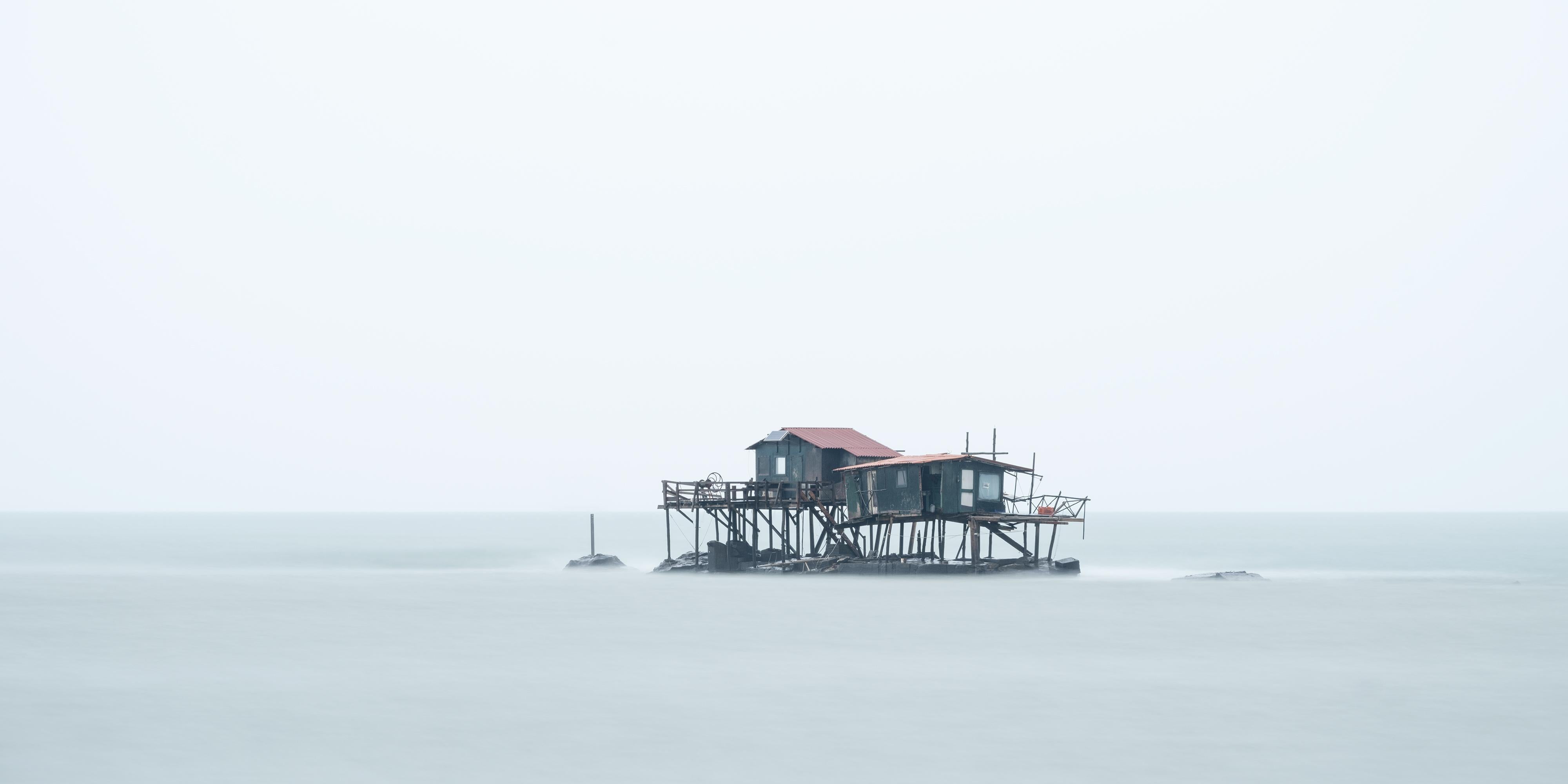 Retoni – Minimalistische Farbfotografie einer Angelplattform in Italien, limitierte Auflage