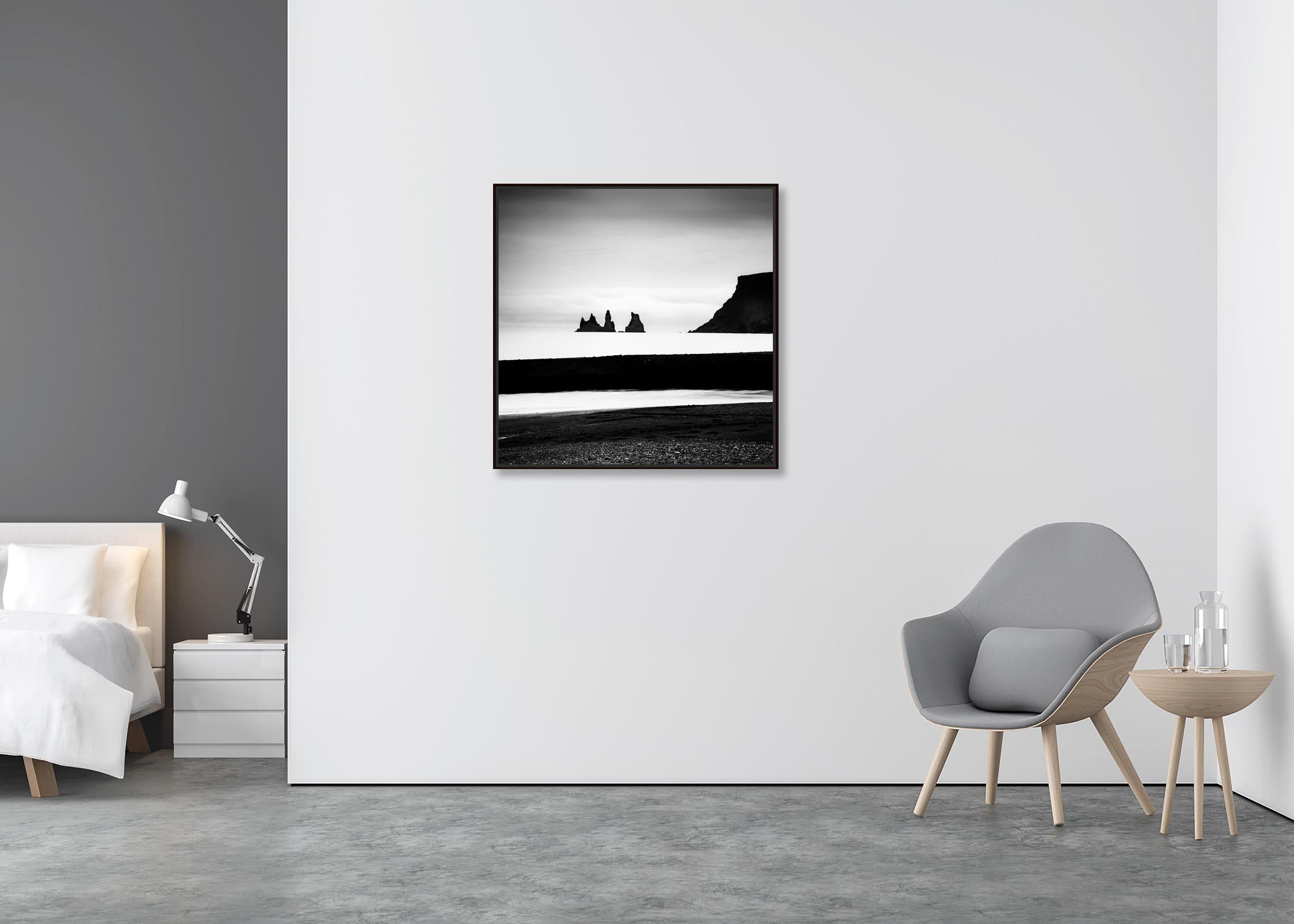 Reynisdrangar, plage de sable noir, Islande, photographie noir et blanc, paysage - Contemporain Photograph par Gerald Berghammer