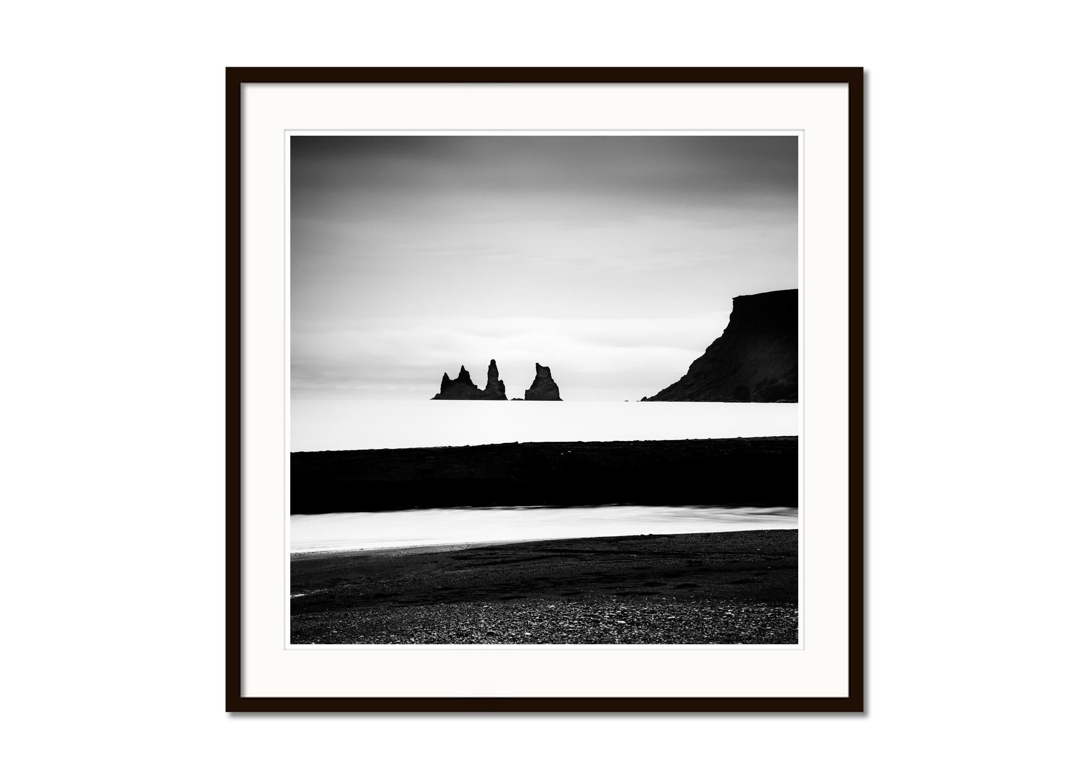 Reynisdrangar, plage de sable noir, Islande, photographie noir et blanc, paysage - Gris Black and White Photograph par Gerald Berghammer