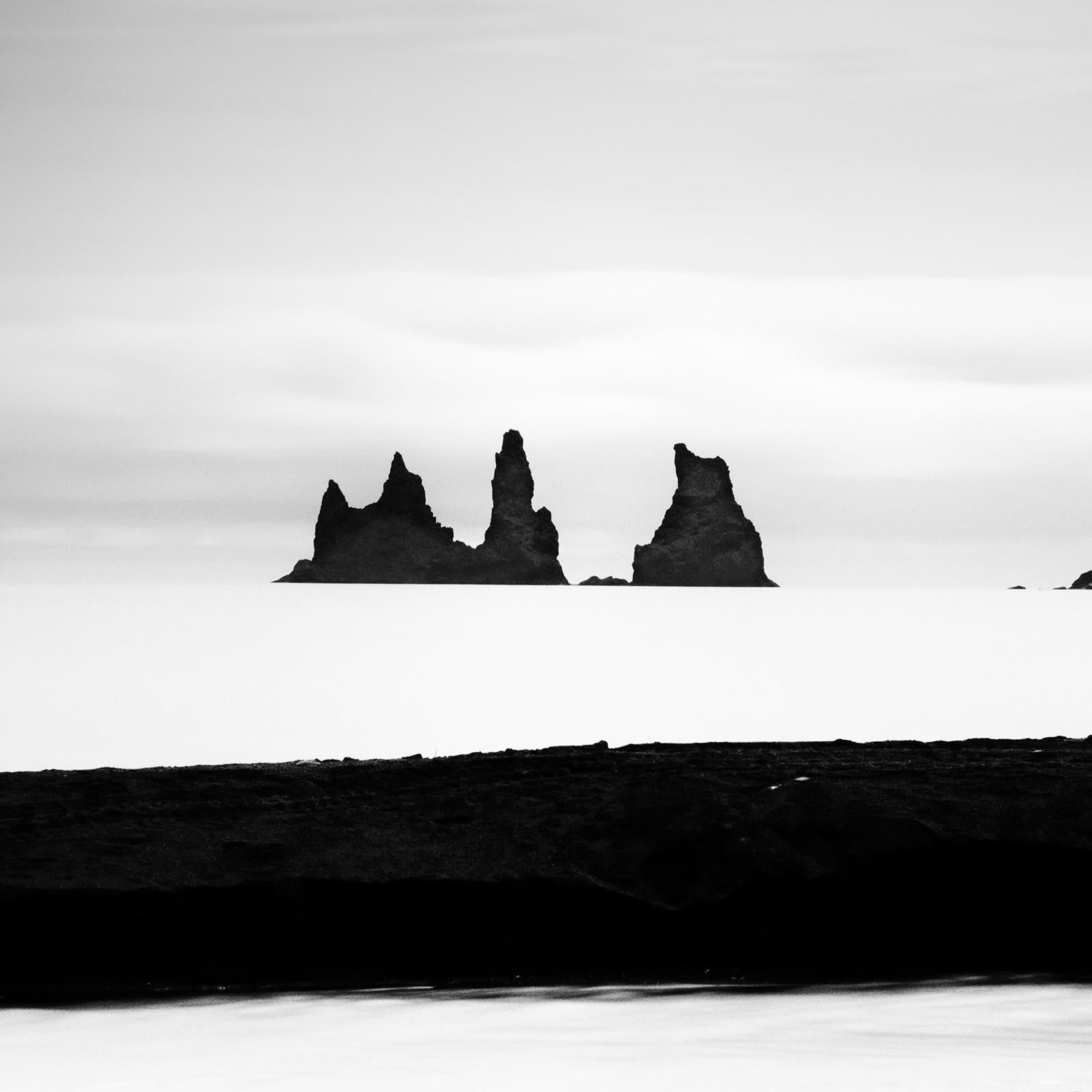 Reynisdrangar, plage de sable noir, Islande, photographie noir et blanc, paysage en vente 3