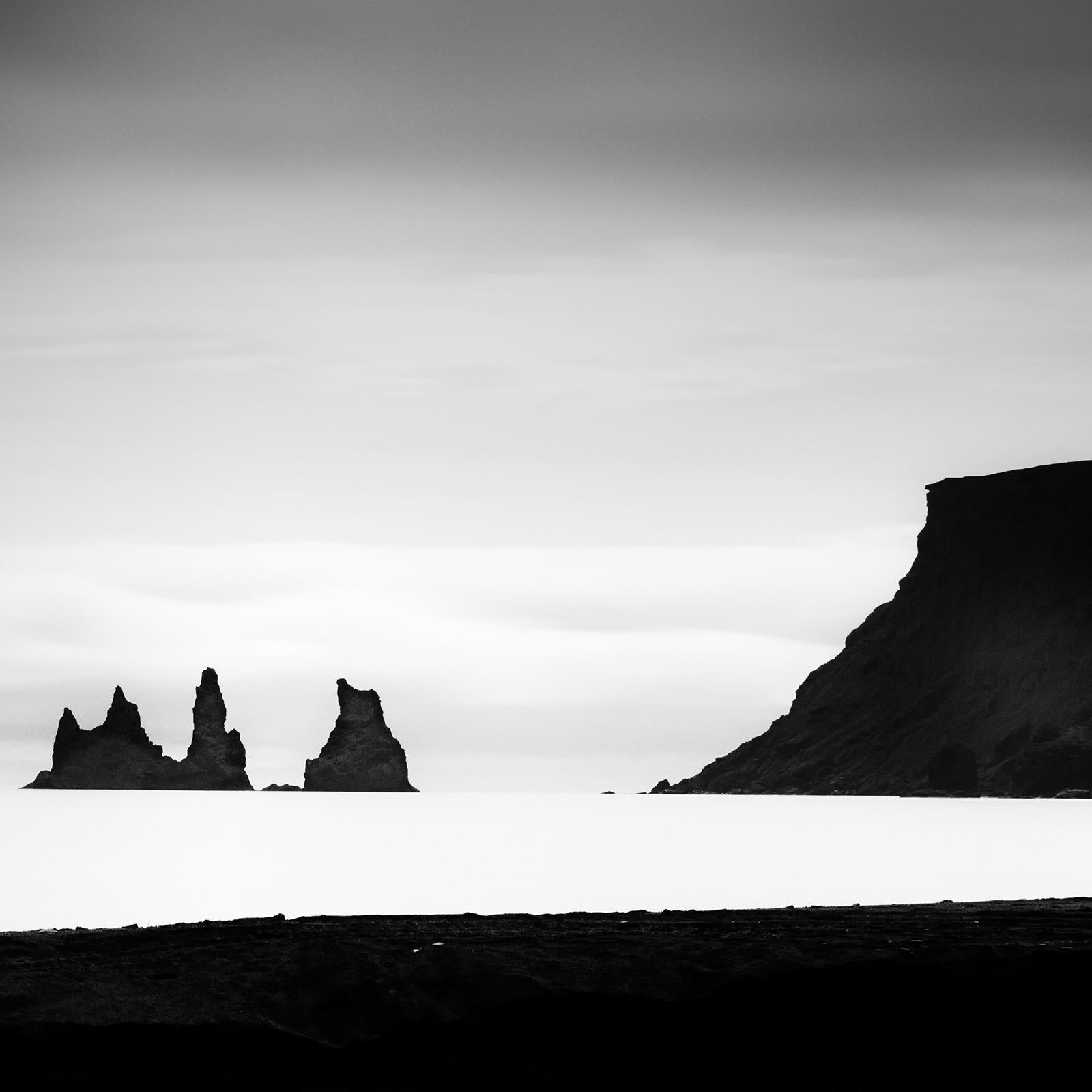 Reynisdrangar, plage de sable noir, Islande, photographie noir et blanc, paysage en vente 5