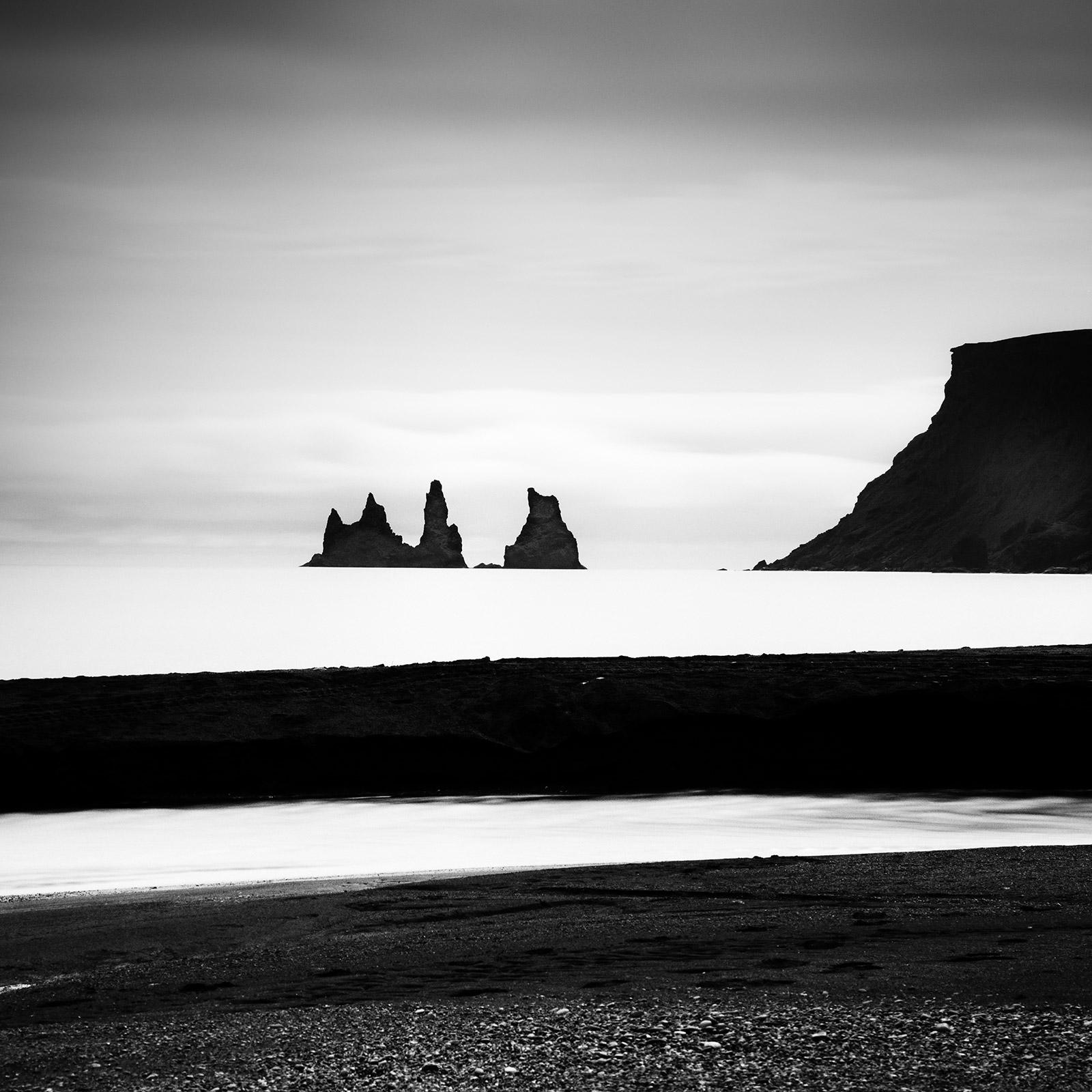 Black and White Photograph Gerald Berghammer - Reynisdrangar, plage de sable noir, Islande, photographie noir et blanc, paysage