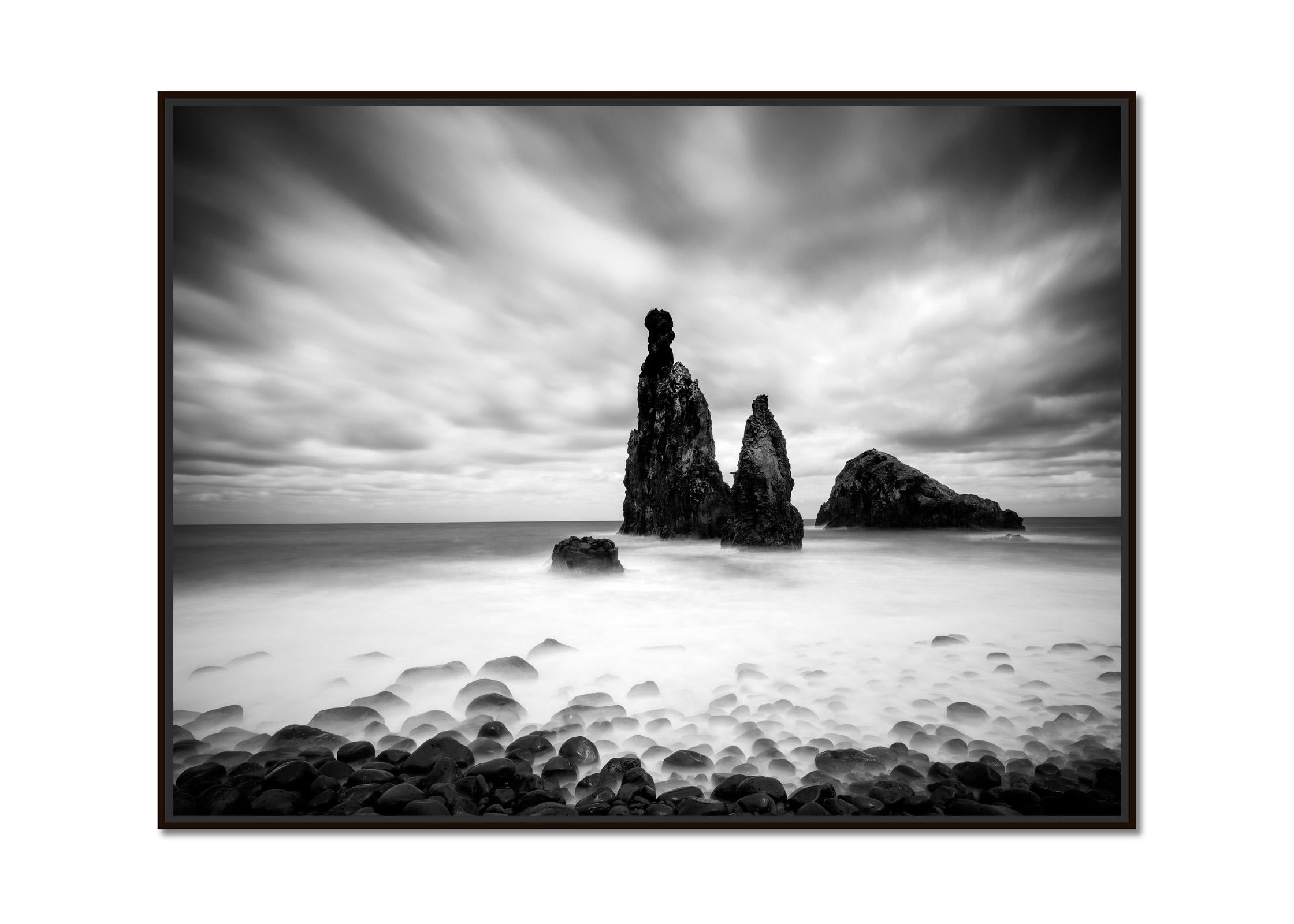 Ribeira da Janela, Portugal, Schwarz-Weiß-Fotografie, Landschaft – Photograph von Gerald Berghammer