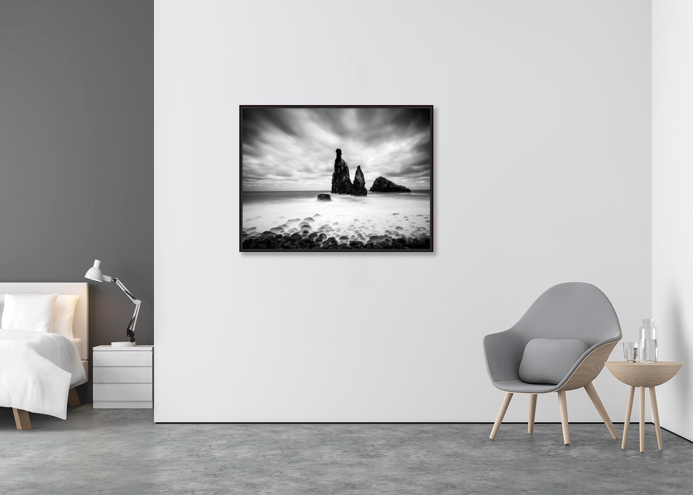 Ribeira da Janela, Portugal, noir et blanc, beaux-arts, photographie, paysage - Minimaliste Photograph par Gerald Berghammer