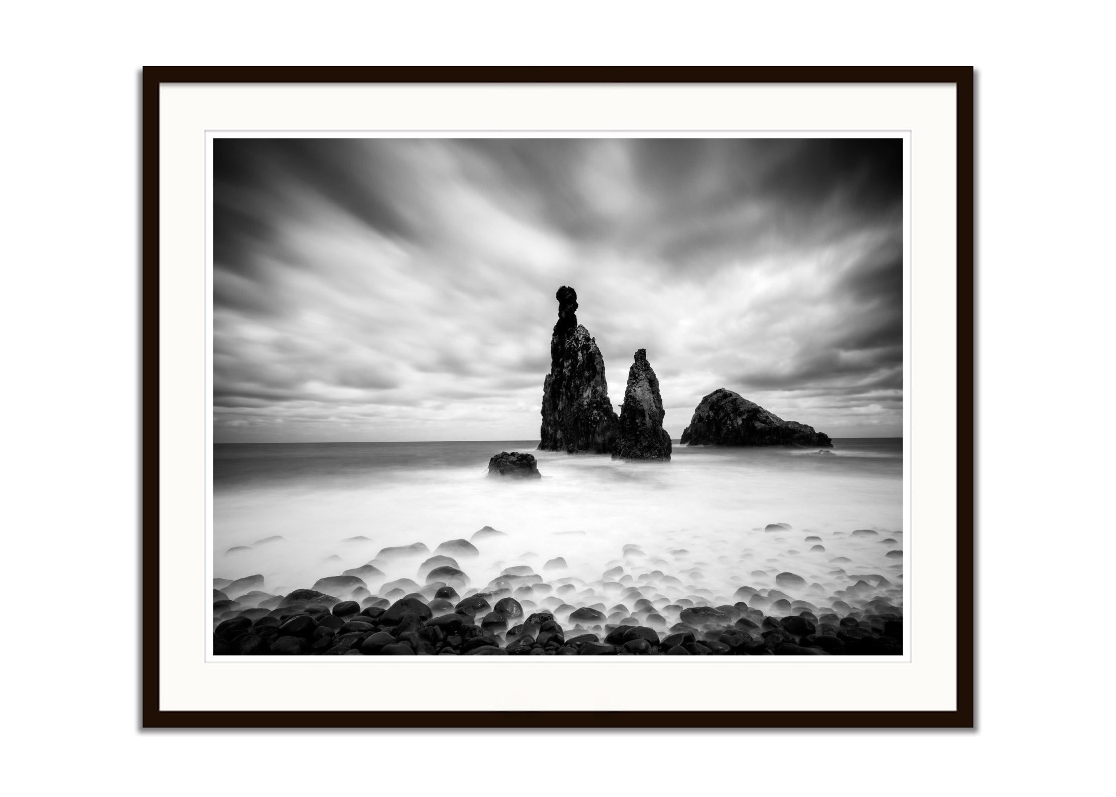 Ribeira da Janela, Portugal, noir et blanc, beaux-arts, photographie, paysage - Gris Black and White Photograph par Gerald Berghammer