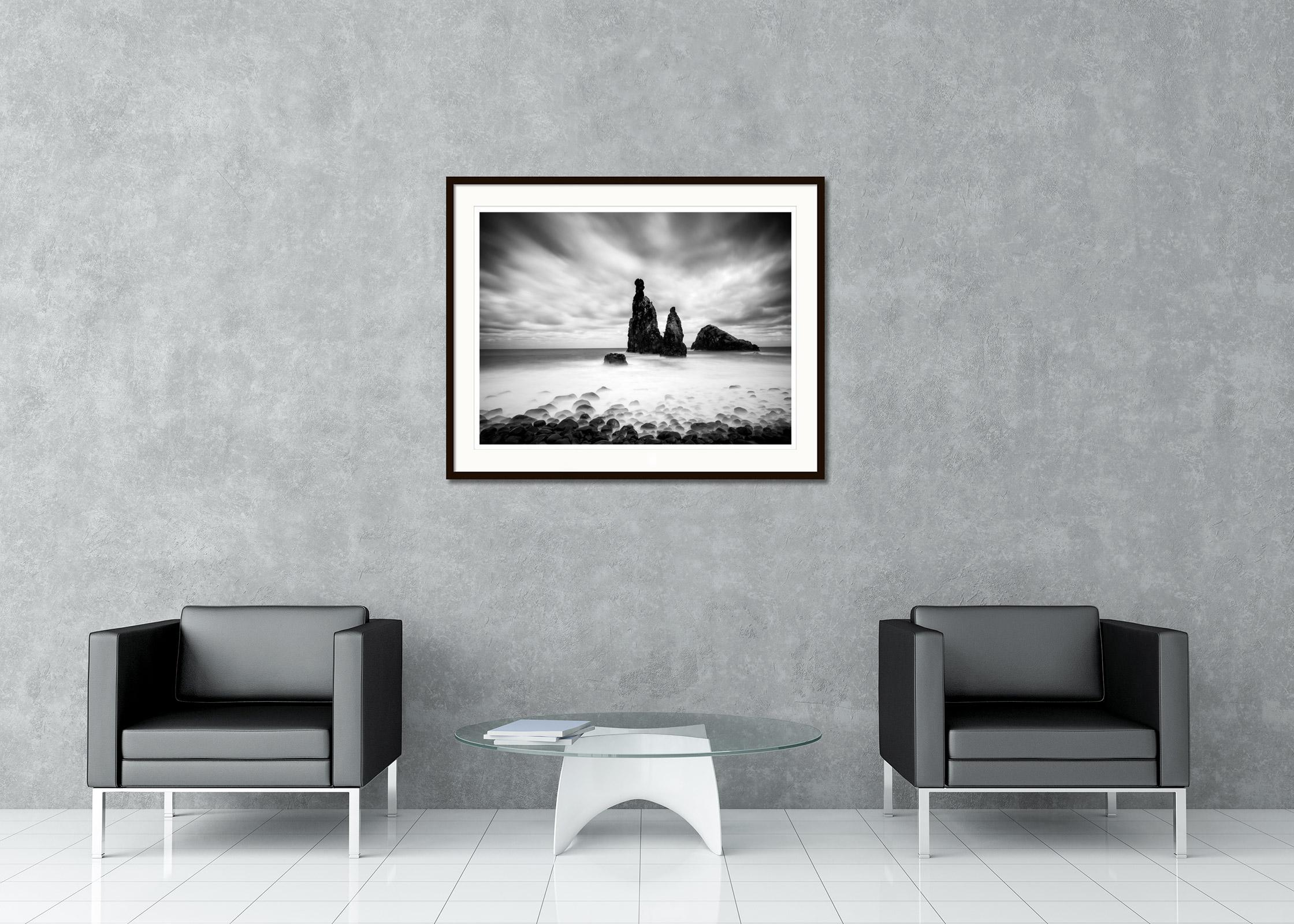 Photographie de paysage marin en noir et blanc, avec une longue exposition. Ilheus da Ribeira da Janela est un site côtier épique avec des formations rocheuses vraiment remarquables, Madère, Portugal. Épreuve à l'encre pigmentaire d'archives,