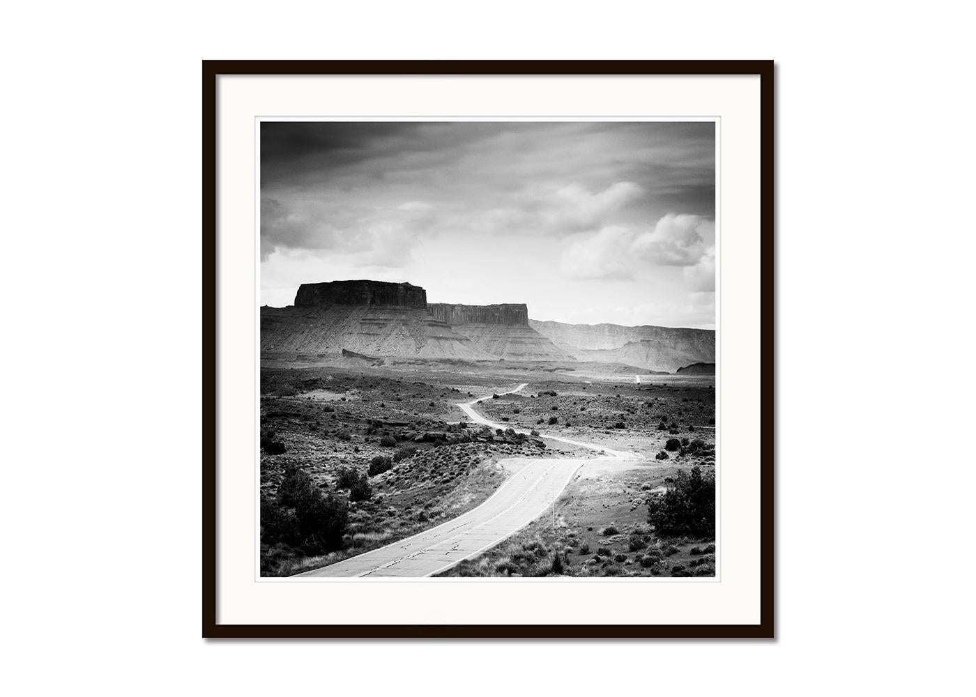 Camino a ninguna parte, Valle de la Muerte, EE.UU., Paisaje monocromo, Fotografía, Limitada - Landscape Photograph Gris de Gerald Berghammer