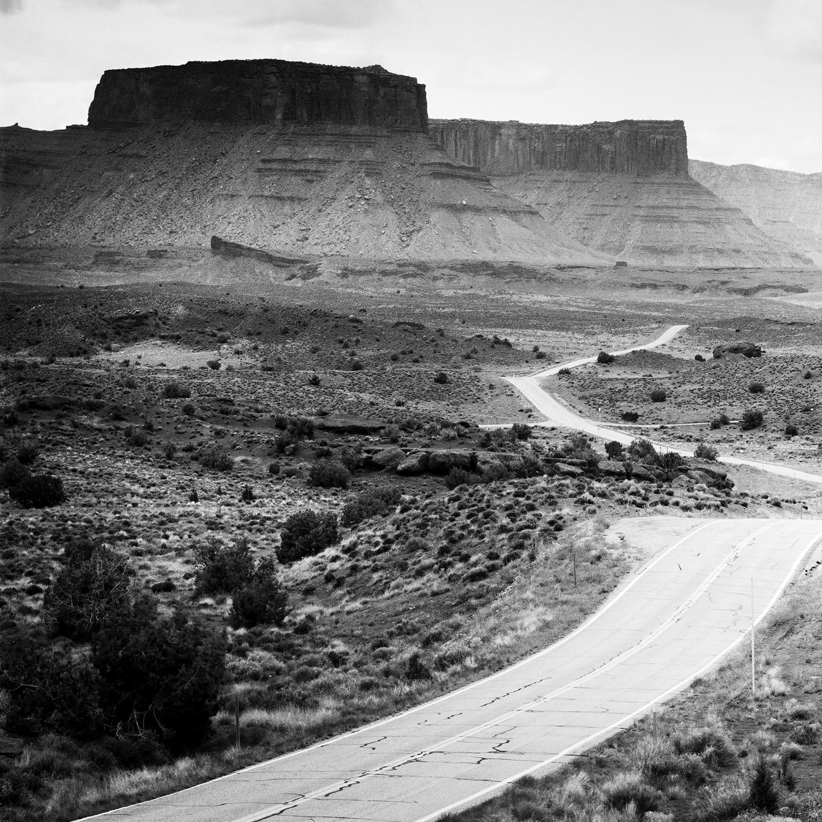 Camino a ninguna parte, Valle de la Muerte, EE.UU., Paisaje monocromo, Fotografía, Limitada en venta 3