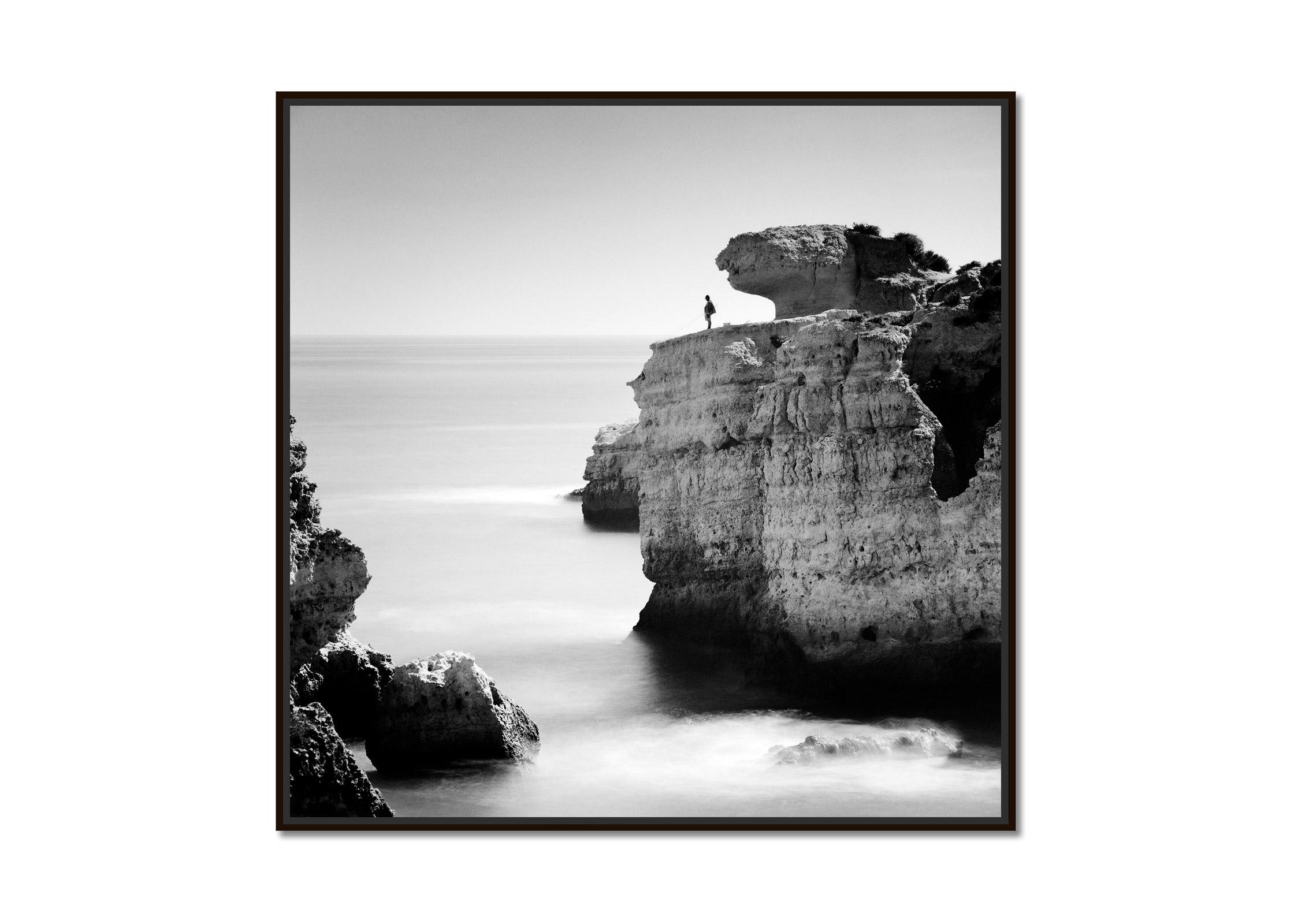 Pêche dans les rochers, rivage, falaises, Portugal, photographie de paysage en noir et blanc - Photograph de Gerald Berghammer