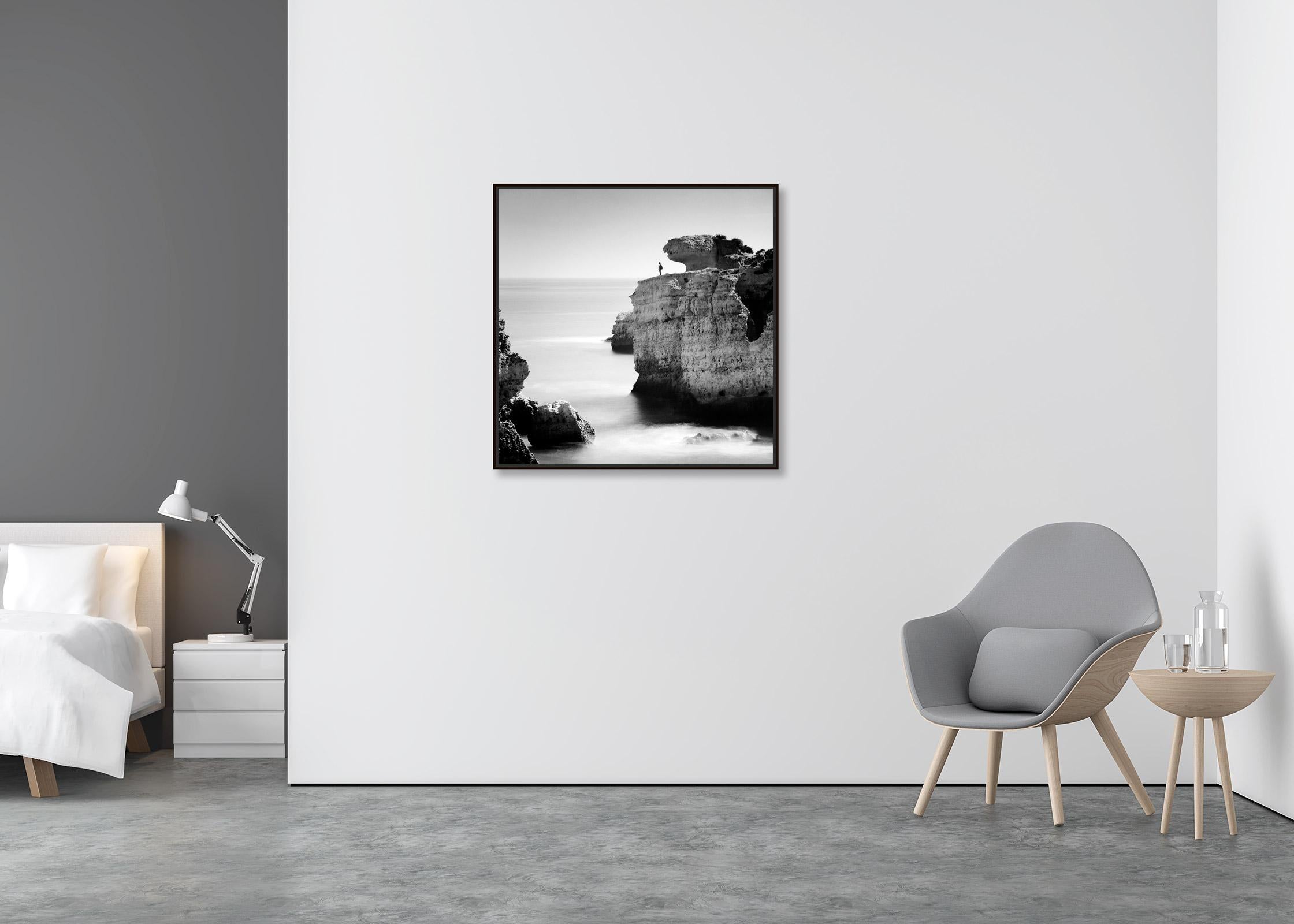 Pêche dans les rochers, rivage, falaises, Portugal, photographie de paysage en noir et blanc - Contemporain Photograph par Gerald Berghammer