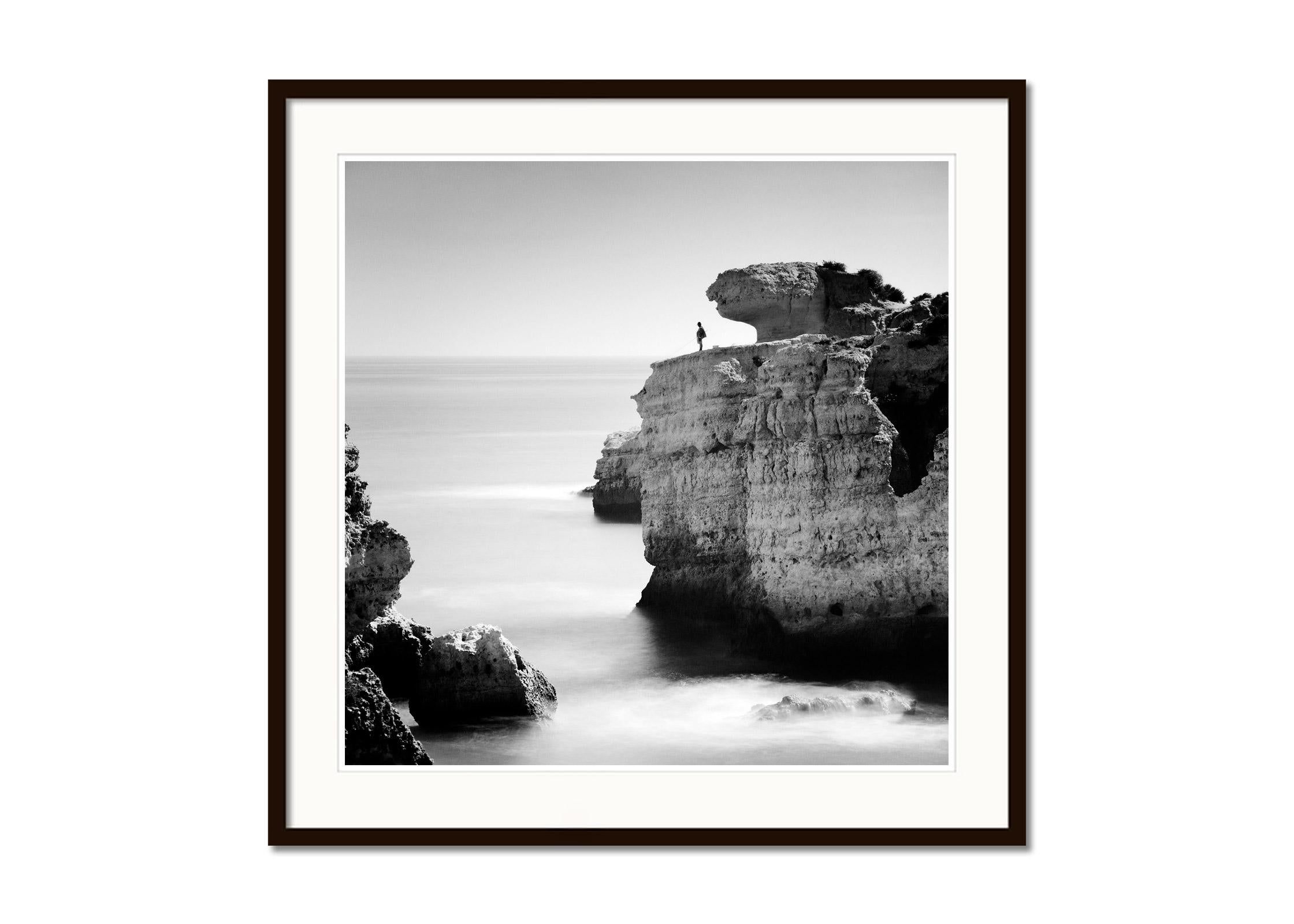 Pêche dans les rochers, rivage, falaises, Portugal, photographie de paysage en noir et blanc - Gris Landscape Photograph par Gerald Berghammer