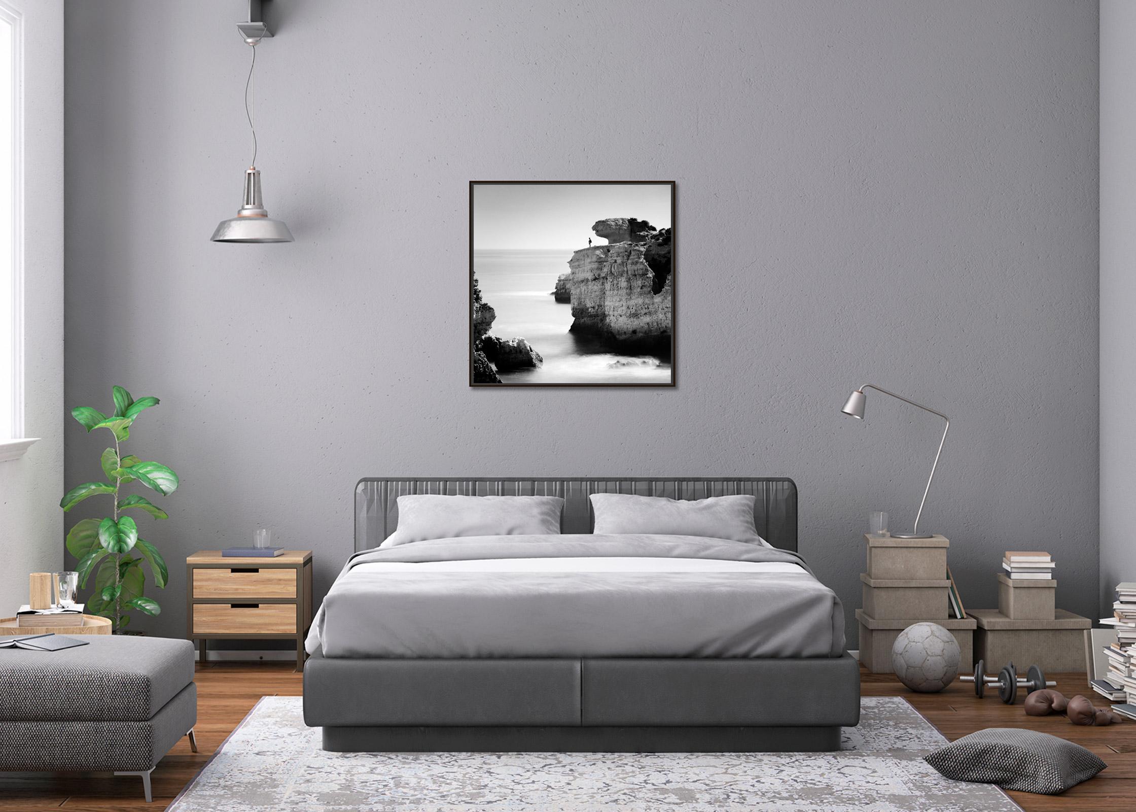 Pêche dans les rochers, rivage, falaises, Portugal, photographie de paysage en noir et blanc en vente 1