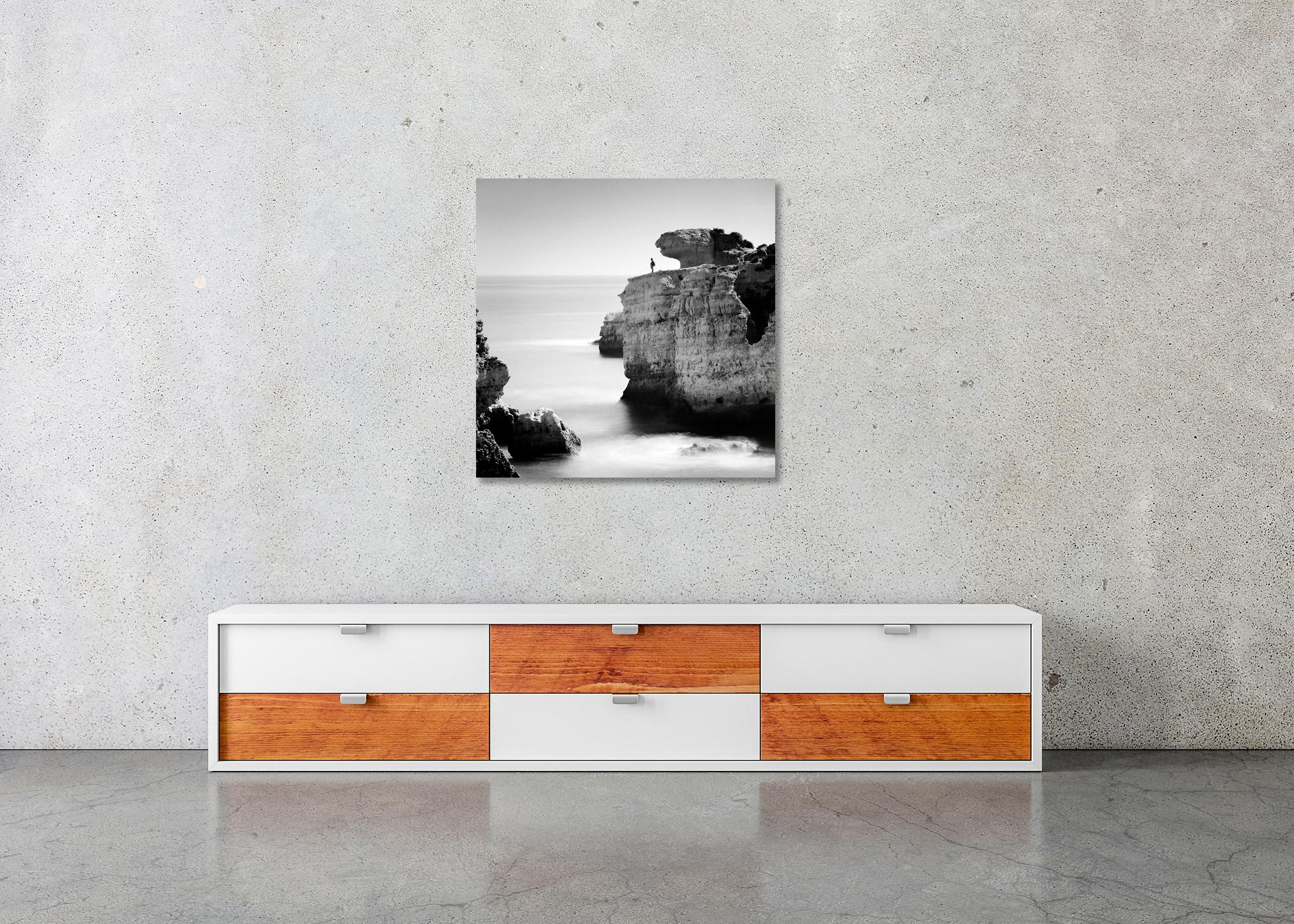 Pêche dans les rochers, rivage, falaises, Portugal, photographie de paysage en noir et blanc en vente 2