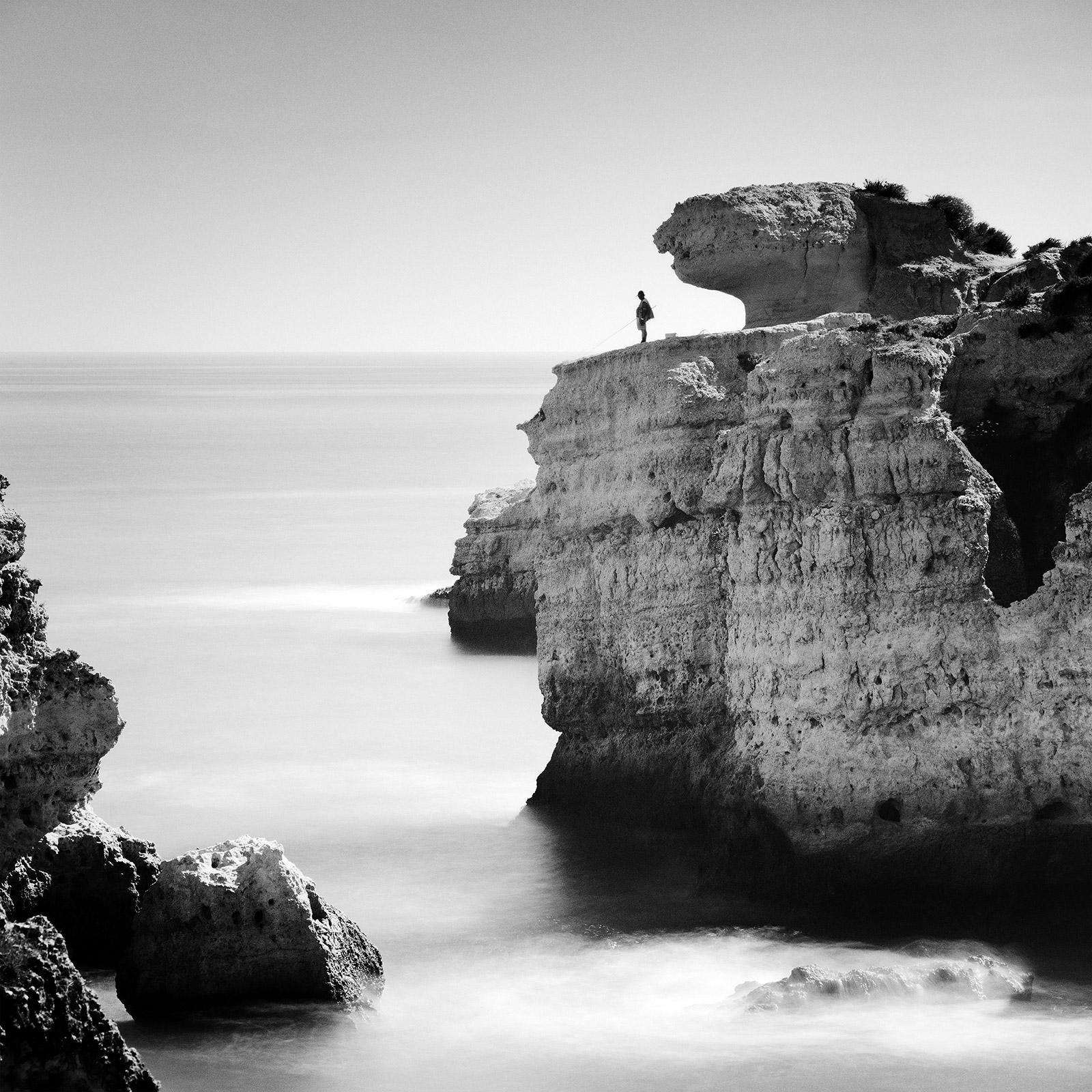 Landscape Photograph Gerald Berghammer - Pêche dans les rochers, rivage, falaises, Portugal, photographie de paysage en noir et blanc