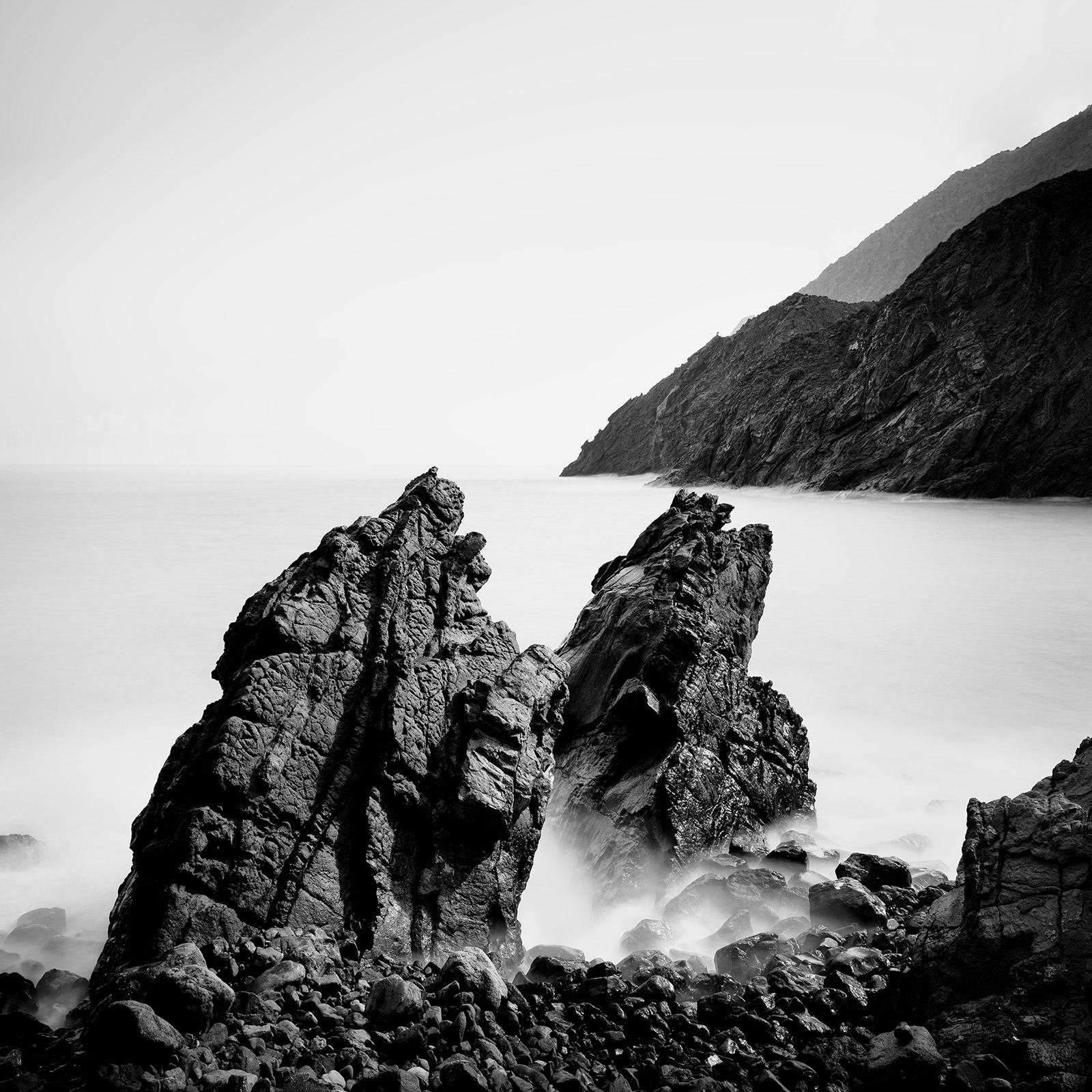 Gerald Berghammer Landscape Photograph – Rock Formation on the Beach, La Gomera, Spanien, Schwarz-Weiß-Landschaftsdruck