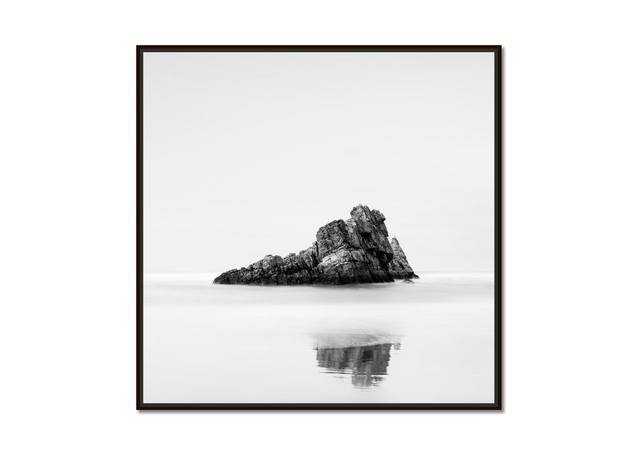 Rocher sur la plage, Golfe de Gascogne, Espagne, photographie de paysage en noir et blanc - Photograph de Gerald Berghammer