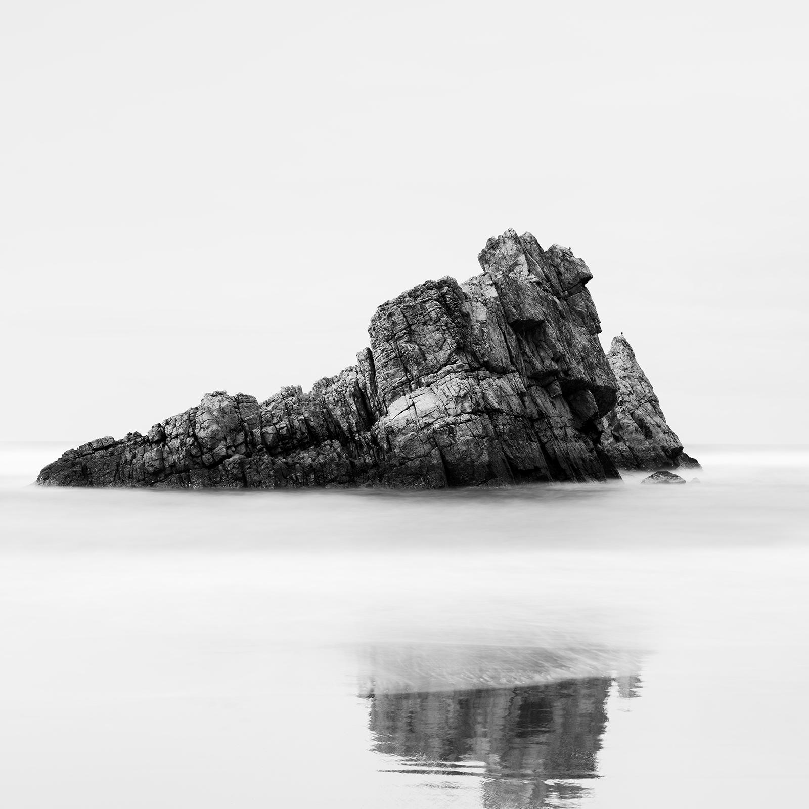 Rocher sur la plage, Golfe de Gascogne, Espagne, photographie de paysage en noir et blanc en vente 4