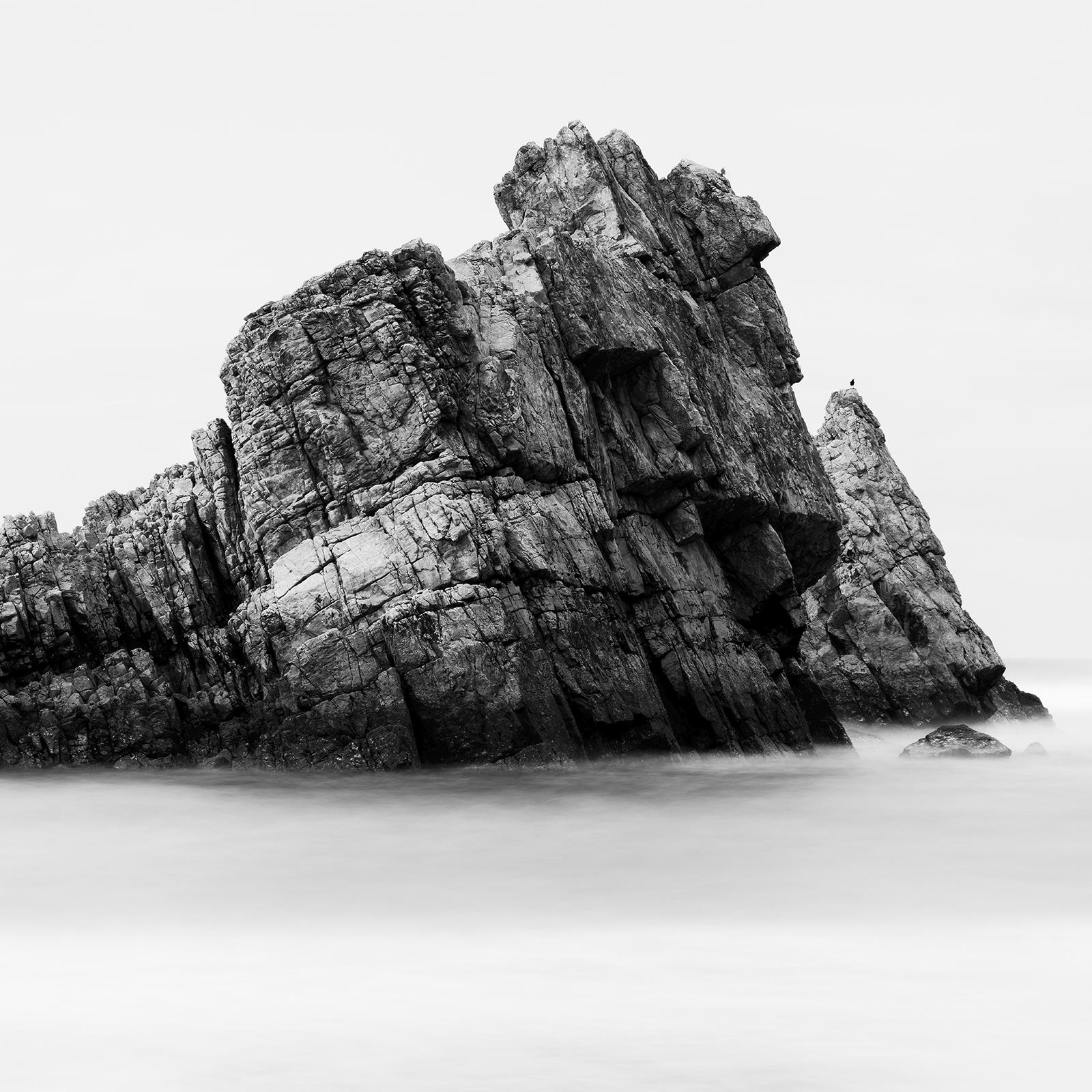 Rocher sur la plage, Golfe de Gascogne, Espagne, photographie de paysage en noir et blanc en vente 5